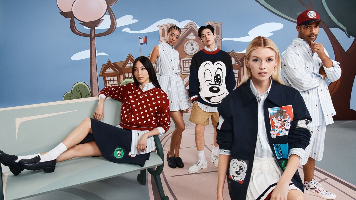 &#x397; Tommy Hilfiger &#x3B3;&#x3B9;&#x3BF;&#x3C1;&#x3C4;&#x3AC;&#x3B6;&#x3B5;&#x3B9; &#x3C4;&#x3B1; 100 &#x3C7;&#x3C1;&#x3CC;&#x3BD;&#x3B9;&#x3B1; Disney &#x3BC;&#x3B5; &#x3C4;&#x3B7; &#x3C3;&#x3C5;&#x3BD;&#x3B5;&#x3C1;&#x3B3;&#x3B1;&#x3C3;&#x3AF;&#x3B1; Disney x Tommy