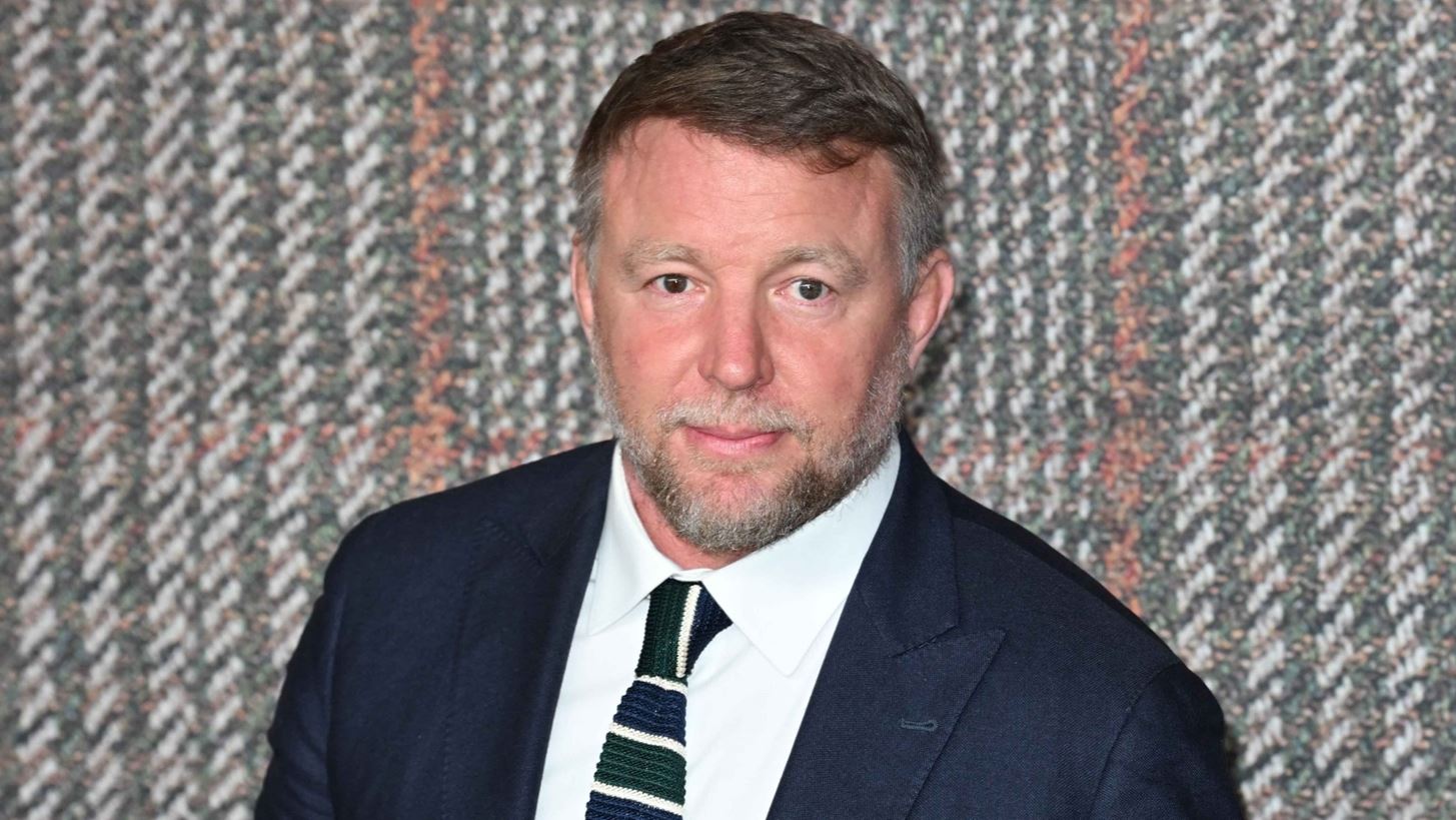 Guy Ritchie | &#x3A4;&#x3C1;&#x3B5;&#x3B9;&#x3C2; &#x3BA;&#x3BF;&#x3C1;&#x3C5;&#x3C6;&#x3B1;&#x3AF;&#x3BF;&#x3B9; &#x3B7;&#x3B8;&#x3BF;&#x3C0;&#x3BF;&#x3B9;&#x3BF;&#x3AF; &#x3C3;&#x3C4;&#x3B7; &#x3BD;&#x3AD;&#x3B1; &#x3C4;&#x3BF;&#x3C5; &#x3C3;&#x3B5;&#x3B9;&#x3C1;&#x3AC; &#x3BC;&#x3B5; &#x3C4;&#x3AF;&#x3C4;&#x3BB;&#x3BF; The Associate