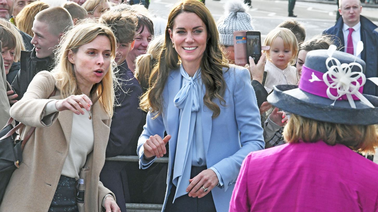 Kate Middleton | &#x397; &quot;&#x3B1;&#x3C6;&#x3B9;&#x3BB;&#x3CC;&#x3BE;&#x3B5;&#x3BD;&#x3B7;&quot; &#x3C5;&#x3C0;&#x3BF;&#x3B4;&#x3BF;&#x3C7;&#x3AE; &#x3B1;&#x3C0;&#x3CC; &#x399;&#x3C1;&#x3BB;&#x3B1;&#x3BD;&#x3B4;&#x3AE; &#x3C0;&#x3BF;&#x3BB;&#x3AF;&#x3C4;&#x3B7; &#x3C0;&#x3BF;&#x3C5; &#x3C4;&#x3B7;&#x3BD; &#x3BE;&#x3AC;&#x3C6;&#x3BD;&#x3B9;&#x3B1;&#x3C3;&#x3B5;