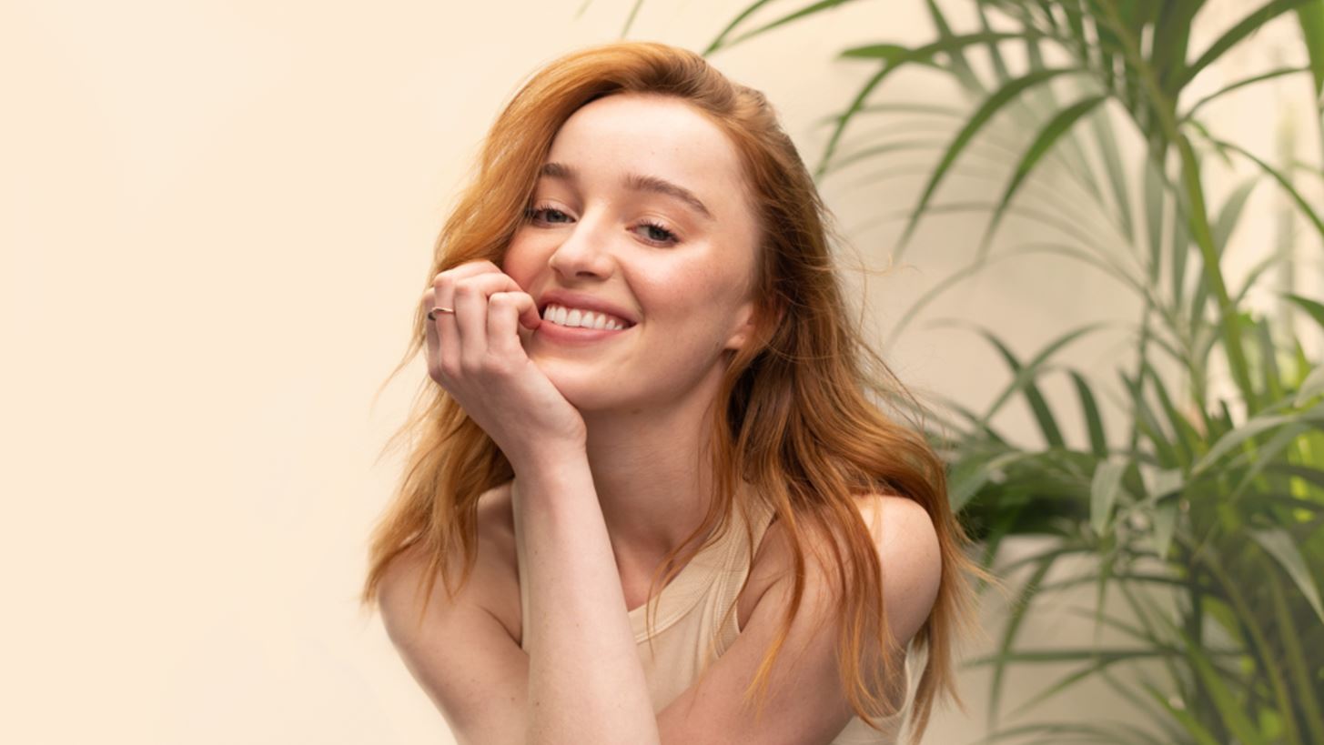 Phoebe Dynevor |  &#x393;&#x3AF;&#x3BD;&#x3B5;&#x3C4;&#x3B1;&#x3B9; &#x3B7; &#x3C0;&#x3C1;&#x3CE;&#x3C4;&#x3B7; Global Brand Ambassador &#x3C4;&#x3BF;&#x3C5; brand weDo/ Professional