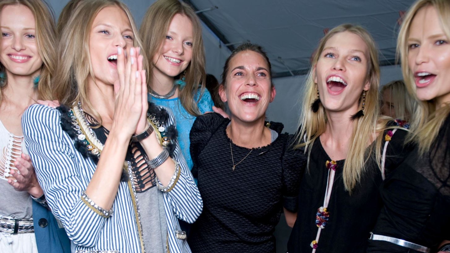 &#x397; Isabel Marant &#x3BB;&#x3B1;&#x3BD;&#x3C3;&#x3AC;&#x3C1;&#x3B5;&#x3B9; &#x3C4;&#x3B7;&#x3BD; &#x3C0;&#x3C1;&#x3CE;&#x3C4;&#x3B7; &#x3C4;&#x3B7;&#x3C2; make-up &#x3C3;&#x3C5;&#x3BB;&#x3BB;&#x3BF;&#x3B3;&#x3AE;