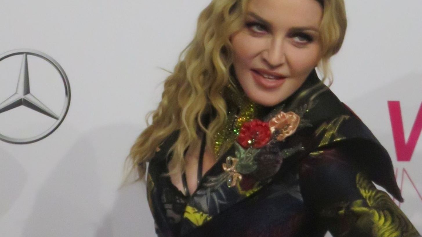 Madonna | &#x397; &#x3C6;&#x3C9;&#x3C4;&#x3BF;&#x3B3;&#x3C1;&#x3B1;&#x3C6;&#x3AF;&#x3B1; &#x3BC;&#x3B5; &#x3C4;&#x3B1; &#x3AD;&#x3BE;&#x3B9; &#x3C0;&#x3B1;&#x3B9;&#x3B4;&#x3B9;&#x3AC; &#x3C4;&#x3B7;&#x3C2; &#x3C0;&#x3BF;&#x3C5; &#x3B4;&#x3B5;&#x3BD; &#x3C0;&#x3B5;&#x3C1;&#x3B9;&#x3BC;&#x3AD;&#x3BD;&#x3B1;&#x3BC;&#x3B5; &#x3BD;&#x3B1; &#x3B4;&#x3B7;&#x3BC;&#x3BF;&#x3C3;&#x3B9;&#x3B5;&#x3CD;&#x3C3;&#x3B5;&#x3B9; &#x3C3;&#x3C4;&#x3BF; Instagram