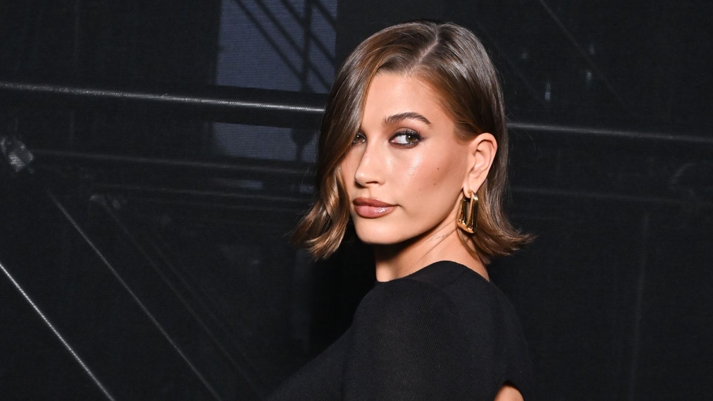 Hailey Bieber | &#x39F; &#x3B1;&#x3BD;&#x3B1;&#x3C4;&#x3C1;&#x3B5;&#x3C0;&#x3C4;&#x3B9;&#x3BA;&#x3CC;&#x3C2; &#x3C4;&#x3C1;&#x3CC;&#x3C0;&#x3BF;&#x3C2; &#x3C0;&#x3BF;&#x3C5; &#x3B5;&#x3C6;&#x3B1;&#x3C1;&#x3BC;&#x3CC;&#x3B6;&#x3B5;&#x3B9; &#x3C4;&#x3BF; concealer &#x3B8;&#x3B1; &#x3C3;&#x3BF;&#x3C5; &#x3C7;&#x3B1;&#x3C1;&#x3AF;&#x3C3;&#x3B5;&#x3B9; &#x3C4;&#x3BF; &#x3C0;&#x3B9;&#x3BF; &#x3C6;&#x3C9;&#x3C4;&#x3B5;&#x3B9;&#x3BD;&#x3CC; &#x3BA;&#x3B1;&#x3B9; &#x3C6;&#x3C1;&#x3AD;&#x3C3;&#x3BA;&#x3BF; &#x3B1;&#x3C0;&#x3BF;&#x3C4;&#x3AD;&#x3BB;&#x3B5;&#x3C3;&#x3BC;&#x3B1;