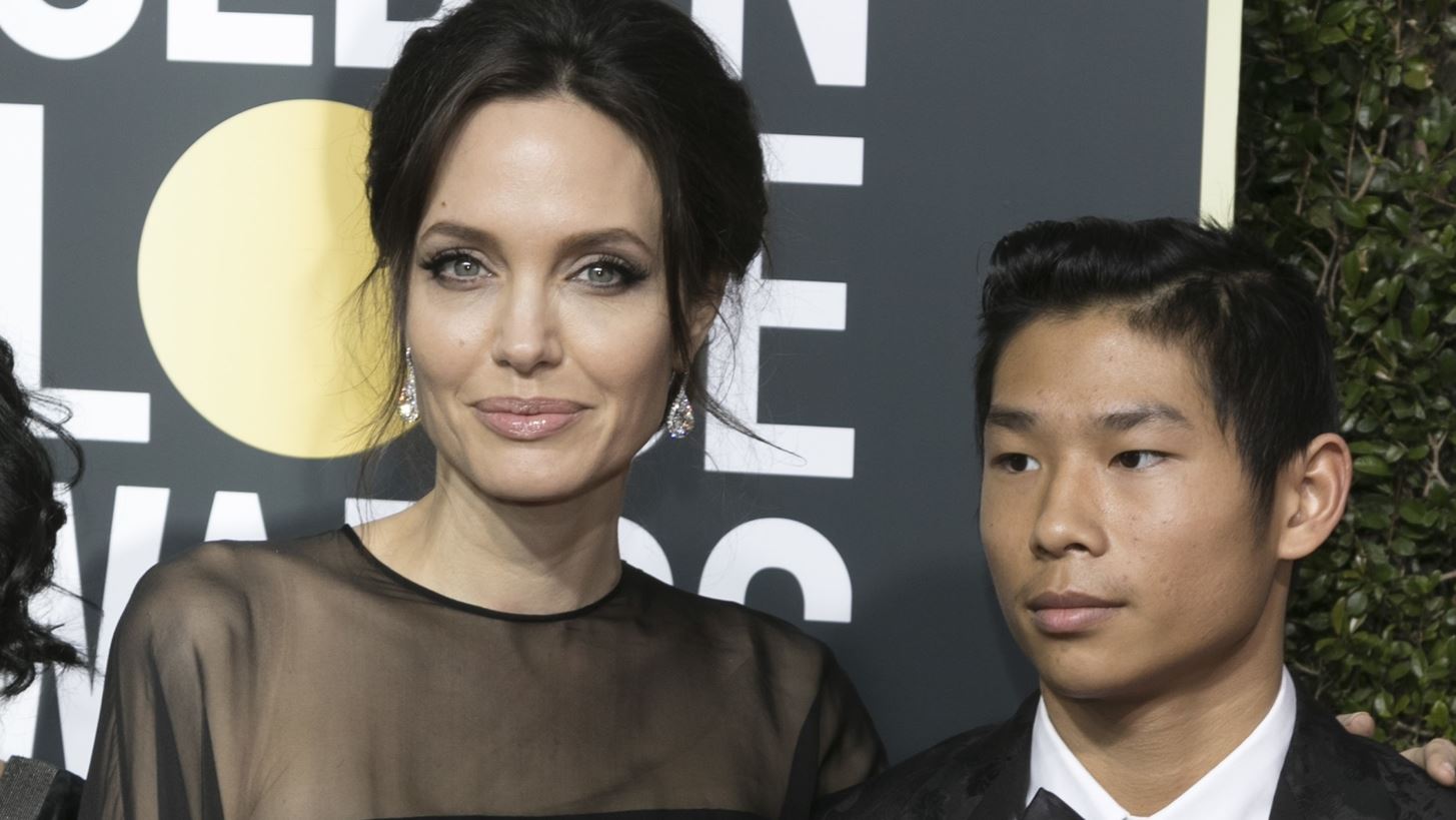 Angelina Jolie - Brad Pitt | &#x3A3;&#x3C4;&#x3BF; &#x3BD;&#x3BF;&#x3C3;&#x3BF;&#x3BA;&#x3BF;&#x3BC;&#x3B5;&#x3AF;&#x3BF; &#x3BF; &#x3B3;&#x3B9;&#x3BF;&#x3C2; &#x3C4;&#x3BF;&#x3C5;&#x3C2; &#x3BC;&#x3B5;&#x3C4;&#x3AC; &#x3B1;&#x3C0;&#x3CC; &#x3C4;&#x3C1;&#x3BF;&#x3C7;&#x3B1;&#x3AF;&#x3BF; &#x3B1;&#x3C4;&#x3CD;&#x3C7;&#x3B7;&#x3BC;&#x3B1;