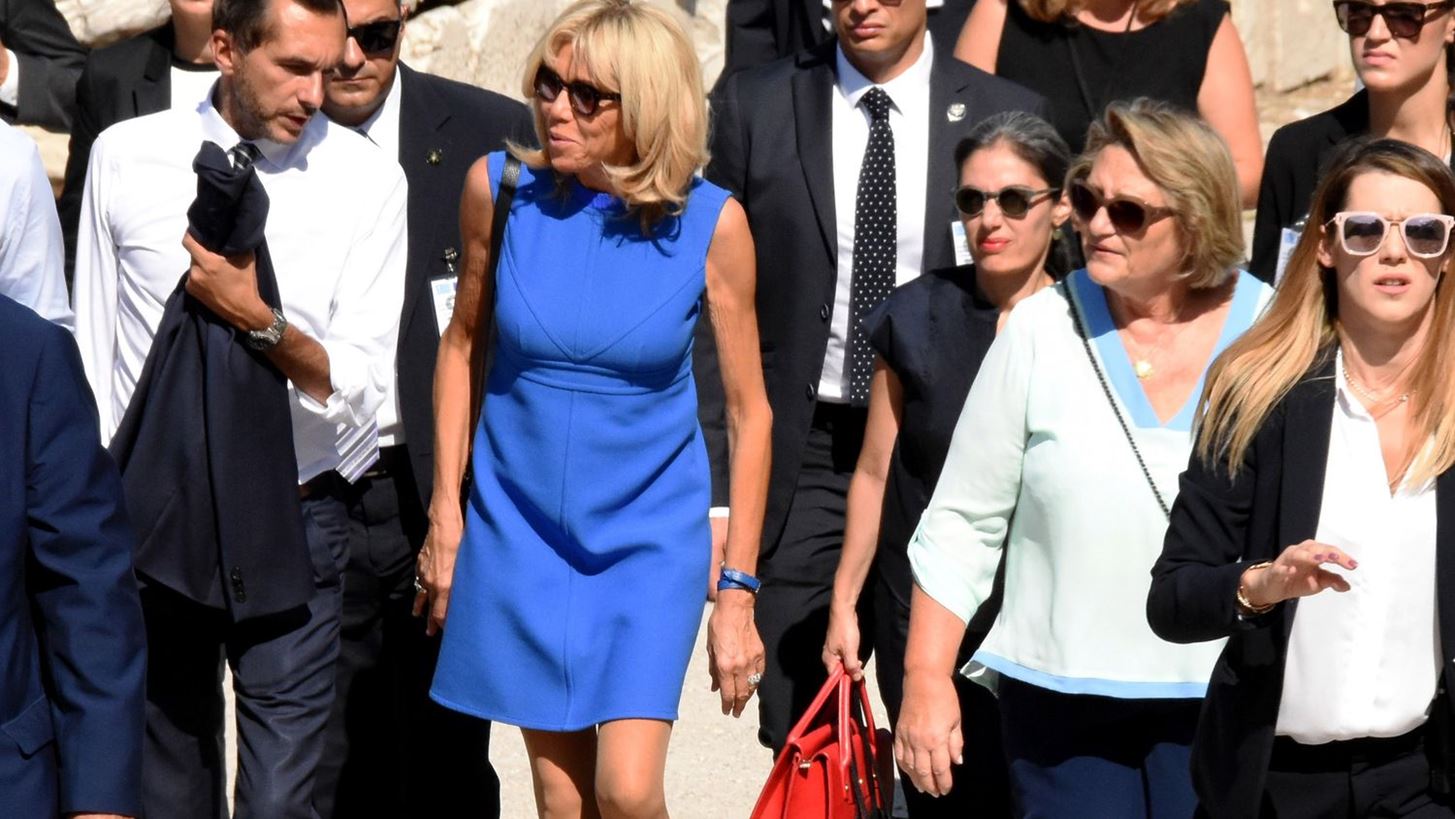 Brigitte Macron: &#x39C;&#x3B5; chic &#x3BC;&#x3C0;&#x3BB;&#x3B5; &#x3C6;&#x3CC;&#x3C1;&#x3B5;&#x3BC;&#x3B1; &#x3C3;&#x3C4;&#x3B7;&#x3BD; &#x391;&#x3C1;&#x3C7;&#x3B1;&#x3AF;&#x3B1; &#x391;&#x3B3;&#x3BF;&#x3C1;&#x3AC;
