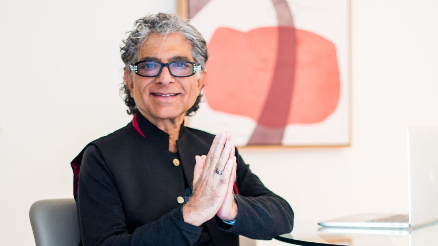Deepak Chopra | 10 πρακτικές για μακροβιότερη, υγιέστερη και πιο ουσιαστική ζωή με φόντο τον Ναό του Ποσειδώνα