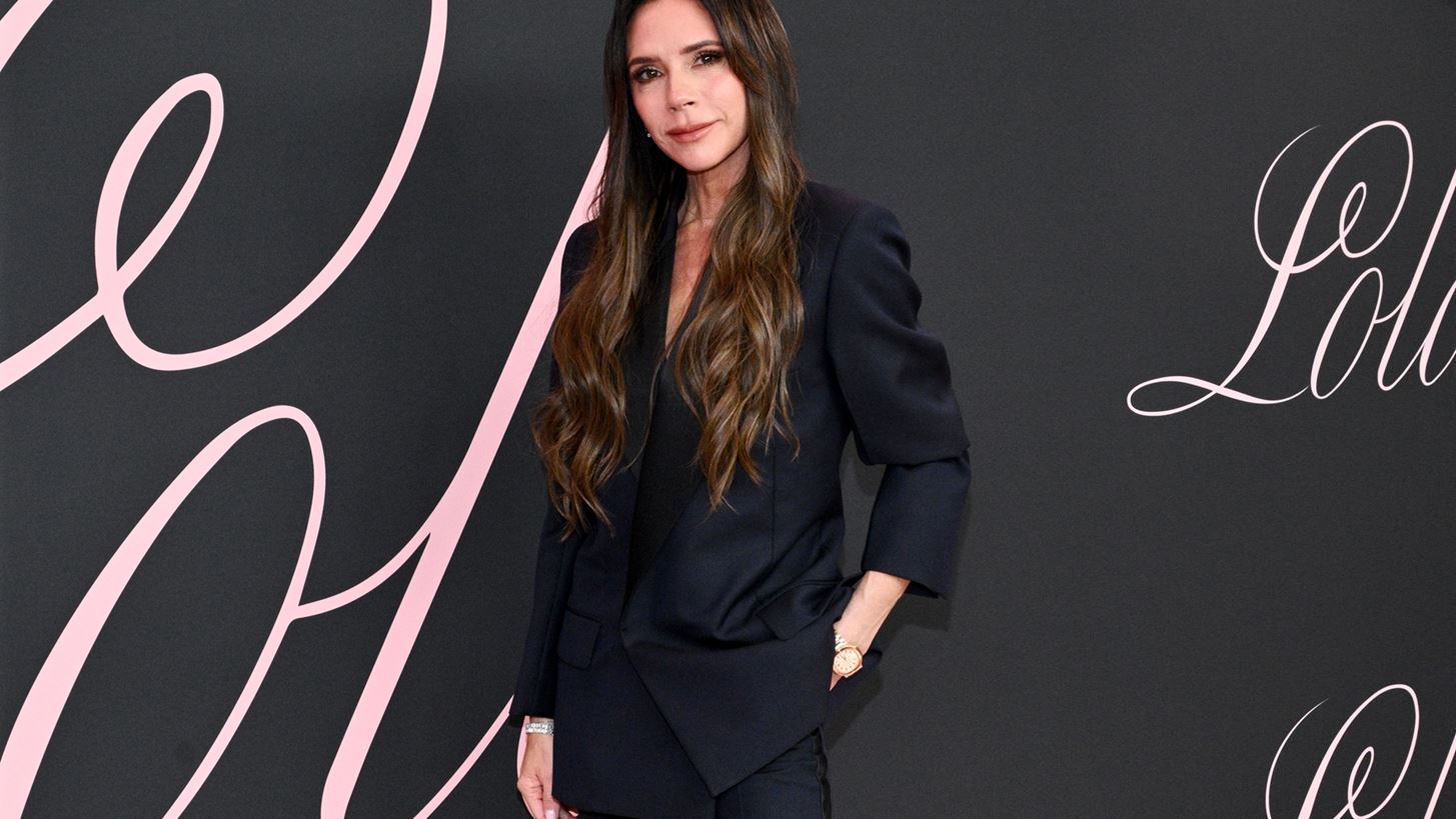 &#x397; Victoria Beckham &#x3B3;&#x3B9;&#x3CC;&#x3C1;&#x3C4;&#x3B1;&#x3C3;&#x3B5; &#x3C4;&#x3B1; 51 &#x3BC;&#x3B5; &#x3C3;&#x3C4;&#x3B9;&#x3BB; &#x3C6;&#x3BF;&#x3C1;&#x3CE;&#x3BD;&#x3C4;&#x3B1;&#x3C2; &#x3C4;&#x3BF; &#x3AF;&#x3B4;&#x3B9;&#x3BF; iconic &#x3C3;&#x3CD;&#x3BD;&#x3BF;&#x3BB;&#x3BF; &#x3C0;&#x3BF;&#x3C5; &#x3C3;&#x3C7;&#x3B5;&#x3B4;&#x3AF;&#x3B1;&#x3C3;&#x3B5; &#x3B3;&#x3B9;&#x3B1; &#x3C4;&#x3B7; Nicola Peltz Beckham