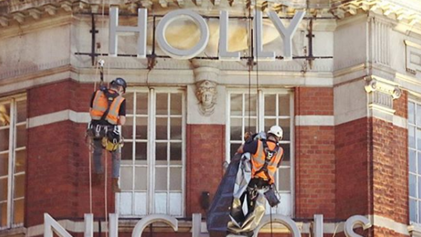 &#x3A4;&#x3BF; Harvey Nichols &#x3AC;&#x3BB;&#x3BB;&#x3B1;&#x3BE;&#x3B5; &#x3C4;&#x3BF; &#x3CC;&#x3BD;&#x3BF;&#x3BC;&#x3AC; &#x3C4;&#x3BF;&#x3C5; &#x3B3;&#x3B9;&#x3B1; &#x3BD;&#x3B1; &#x3B3;&#x3B9;&#x3BF;&#x3C1;&#x3C4;&#x3AC;&#x3C3;&#x3B5;&#x3B9; &#x3C4;&#x3B7; &#x3B3;&#x3C5;&#x3BD;&#x3B1;&#x3B9;&#x3BA;&#x3B5;&#x3AF;&#x3B1; &#x3C7;&#x3B5;&#x3B9;&#x3C1;&#x3B1;&#x3C6;&#x3AD;&#x3C4;&#x3B7;&#x3C3;&#x3B7;