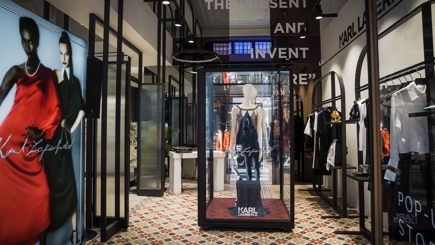 &#x39F; &#x3BF;&#x3AF;&#x3BA;&#x3BF;&#x3C2; Karl Lagerfeld &#x3B5;&#x3B3;&#x3BA;&#x3B1;&#x3BD;&#x3AF;&#x3B1;&#x3C3;&#x3B5; &#x3C4;&#x3BF; pop-up store &#x3BC;&#x3B5; &#x3C4;&#x3B7; &#x3C3;&#x3C5;&#x3BB;&#x3BB;&#x3BF;&#x3B3;&#x3AE; &quot;The ultimate icon&quot;