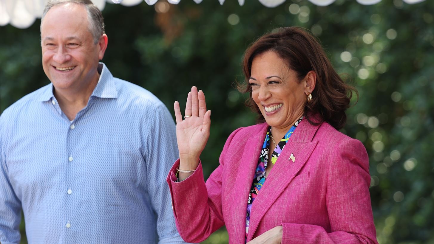 Kamala Harris | &#x3A4;&#x3BF; &#x3C4;&#x3B5;&#x3BB;&#x3B5;&#x3C5;&#x3C4;&#x3B1;&#x3AF;&#x3BF; &#x3BC;&#x3AE;&#x3BD;&#x3C5;&#x3BC;&#x3B1; &#x3C0;&#x3BF;&#x3C5; &#x3B5;&#x3C0;&#x3AD;&#x3BB;&#x3B5;&#x3BE;&#x3B5; &#x3BD;&#x3B1; &#x3C3;&#x3C4;&#x3B5;&#x3AF;&#x3BB;&#x3B5;&#x3B9; &#x3B1;&#x3C0;&#x3CC; &#x3C4;&#x3B7; &#x3B8;&#x3AD;&#x3C3;&#x3B7; &#x3C4;&#x3B7;&#x3C2; &#x3B1;&#x3BD;&#x3C4;&#x3B9;&#x3C0;&#x3C1;&#x3BF;&#x3AD;&#x3B4;&#x3C1;&#x3BF;&#x3C5; &#x3C4;&#x3C9;&#x3BD; &#x397;&#x3A0;&#x391;