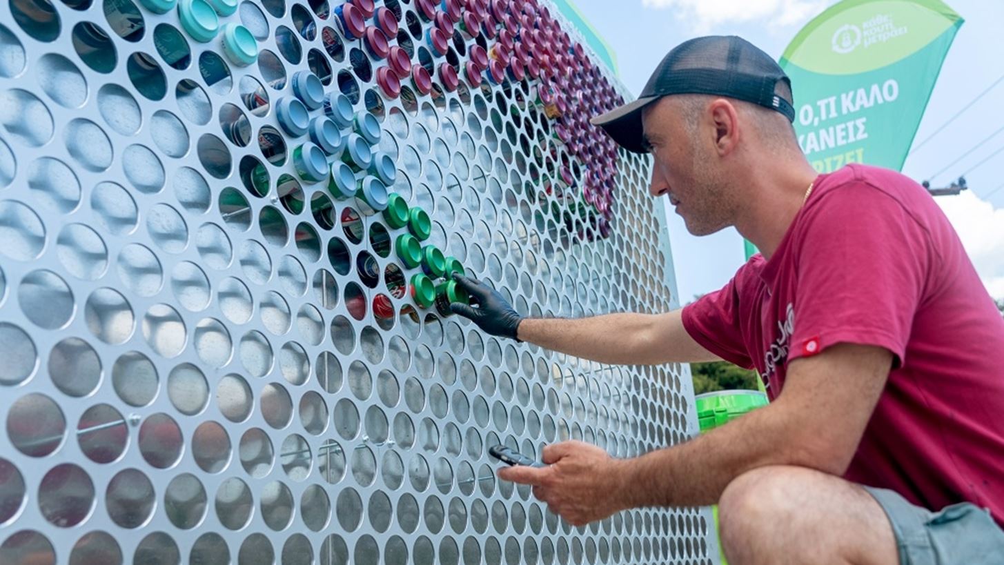 International Recycling Tour 2023 | T&#x3BF; &#x3B5;&#x3BD;&#x3C4;&#x3C5;&#x3C0;&#x3C9;&#x3C3;&#x3B9;&#x3B1;&#x3BA;&#x3CC; street art &#x3AD;&#x3C1;&#x3B3;&#x3BF; &#x3C0;&#x3BF;&#x3C5; &#x3C6;&#x3C4;&#x3B9;&#x3AC;&#x3C7;&#x3C4;&#x3B7;&#x3BA;&#x3B5; &#x3C3;&#x3C4;&#x3B7;&#x3BD; &#x39A;&#x3B7;&#x3C6;&#x3B9;&#x3C3;&#x3B9;&#x3AC; &#x3B1;&#x3C0;&#x3CC; 2.000 &#x3BA;&#x3BF;&#x3C5;&#x3C4;&#x3AC;&#x3BA;&#x3B9;&#x3B1; &#x3B1;&#x3BB;&#x3BF;&#x3C5;&#x3BC;&#x3B9;&#x3BD;&#x3AF;&#x3BF;&#x3C5;