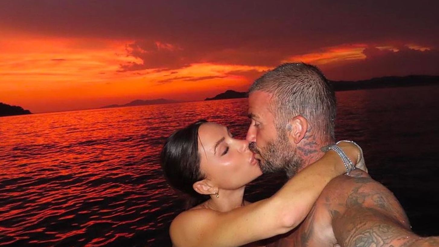 Victoria &amp; David Beckham | &#x3A4;&#x3BF; &#x3C4;&#x3C1;&#x3C5;&#x3C6;&#x3B5;&#x3C1;&#x3CC; &#x3C6;&#x3B9;&#x3BB;&#x3AF; &#x3BC;&#x3B5; &#x3C6;&#x3CC;&#x3BD;&#x3C4;&#x3BF; &#x3C4;&#x3BF; &#x3B7;&#x3BB;&#x3B9;&#x3BF;&#x3B2;&#x3B1;&#x3C3;&#x3AF;&#x3BB;&#x3B5;&#x3BC;&#x3B1; &#x3BA;&#x3B1;&#x3B9; &#x3BF;&#x3B9; &#x3AE;&#x3C1;&#x3B5;&#x3BC;&#x3B5;&#x3C2; &#x3B4;&#x3B9;&#x3B1;&#x3BA;&#x3BF;&#x3C0;&#x3AD;&#x3C2; &#x3C4;&#x3BF;&#x3C5; &#x3B6;&#x3B5;&#x3C5;&#x3B3;&#x3B1;&#x3C1;&#x3B9;&#x3BF;&#x3CD;