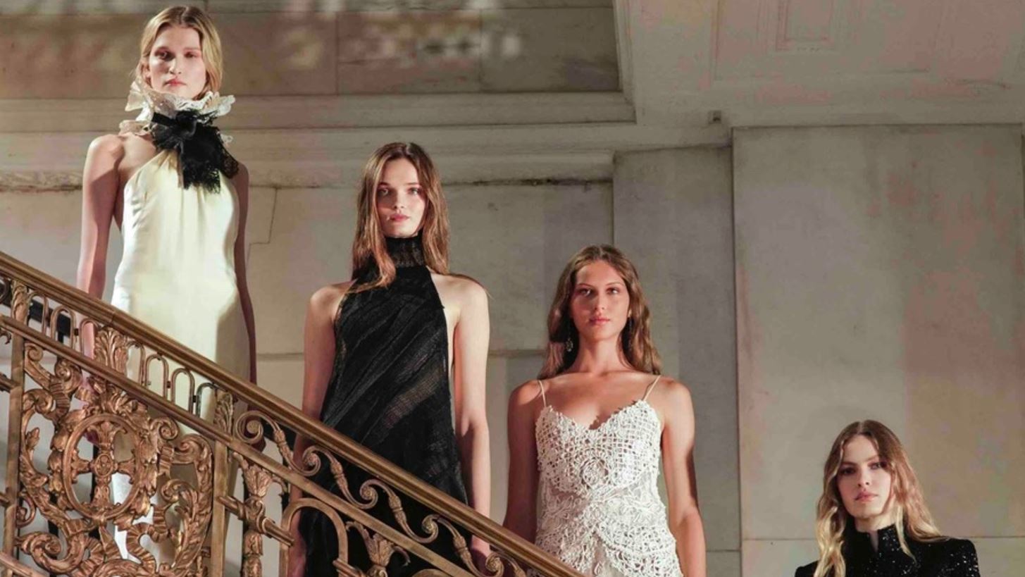 Ralph Lauren Fall 2025 | &#x39F;&#x3B9; &quot;Modern Romantics&quot; &#x3B1;&#x3BD;&#x3B1;&#x3C4;&#x3C1;&#x3AD;&#x3C0;&#x3BF;&#x3C5;&#x3BD; &#x3C4;&#x3B1; &#x3B4;&#x3B5;&#x3B4;&#x3BF;&#x3BC;&#x3AD;&#x3BD;&#x3B1; &#x3C4;&#x3B7;&#x3C2; &#x3BA;&#x3BF;&#x3BC;&#x3C8;&#x3CC;&#x3C4;&#x3B7;&#x3C4;&#x3B1;&#x3C2;