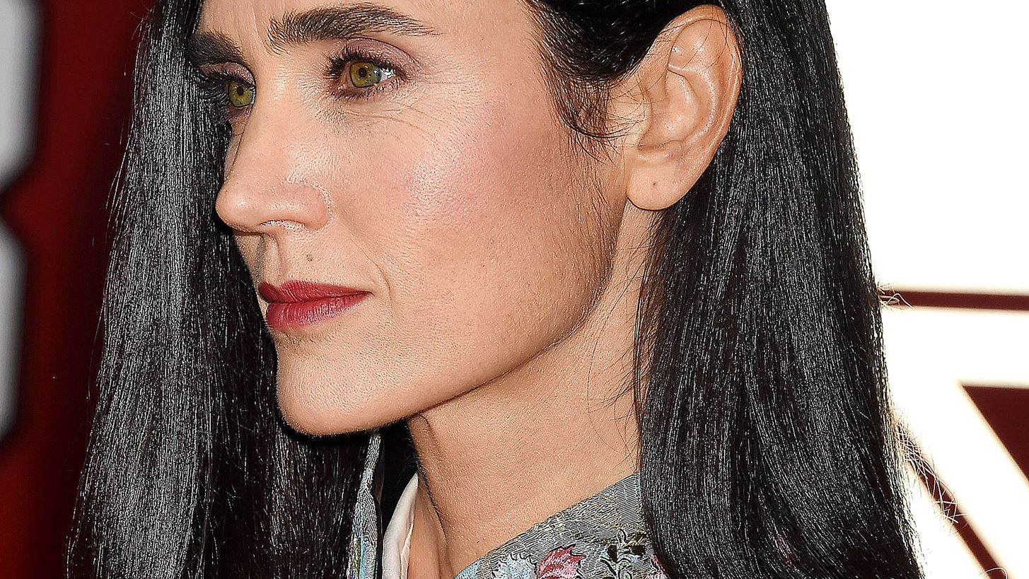 Jennifer Connelly: &quot;&#x388;&#x3BB;&#x3B1;&#x3BC;&#x3C8;&#x3B5;&quot; &#x3C3;&#x3C4;&#x3BF; red carpet &#x3BC;&#x3B5; shorts Louis Vuitton