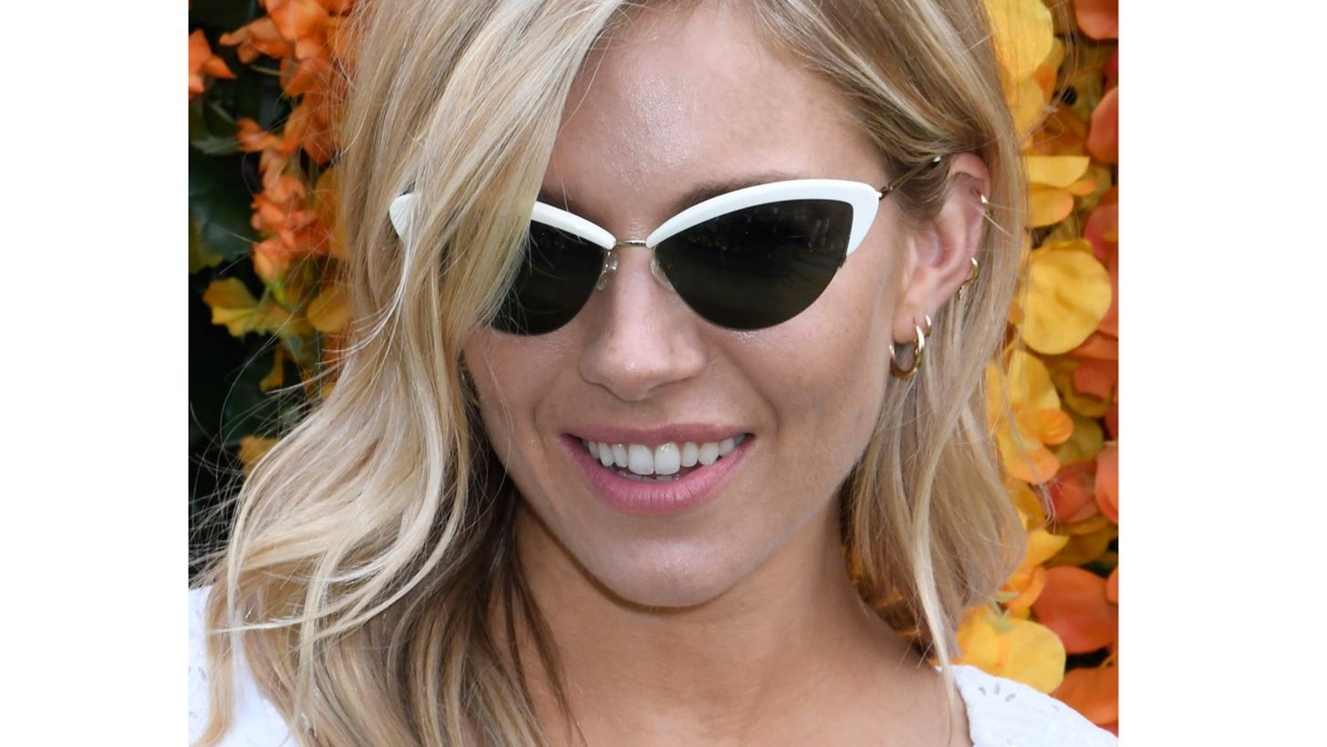 H Sienna Miller &#x3BD;&#x3C4;&#x3CD;&#x3B8;&#x3B7;&#x3BA;&#x3B5; &#x3C3;&#x3B1;&#x3BD; &#x393;&#x3B1;&#x3BB;&#x3BB;&#x3AF;&#x3B4;&#x3B1;