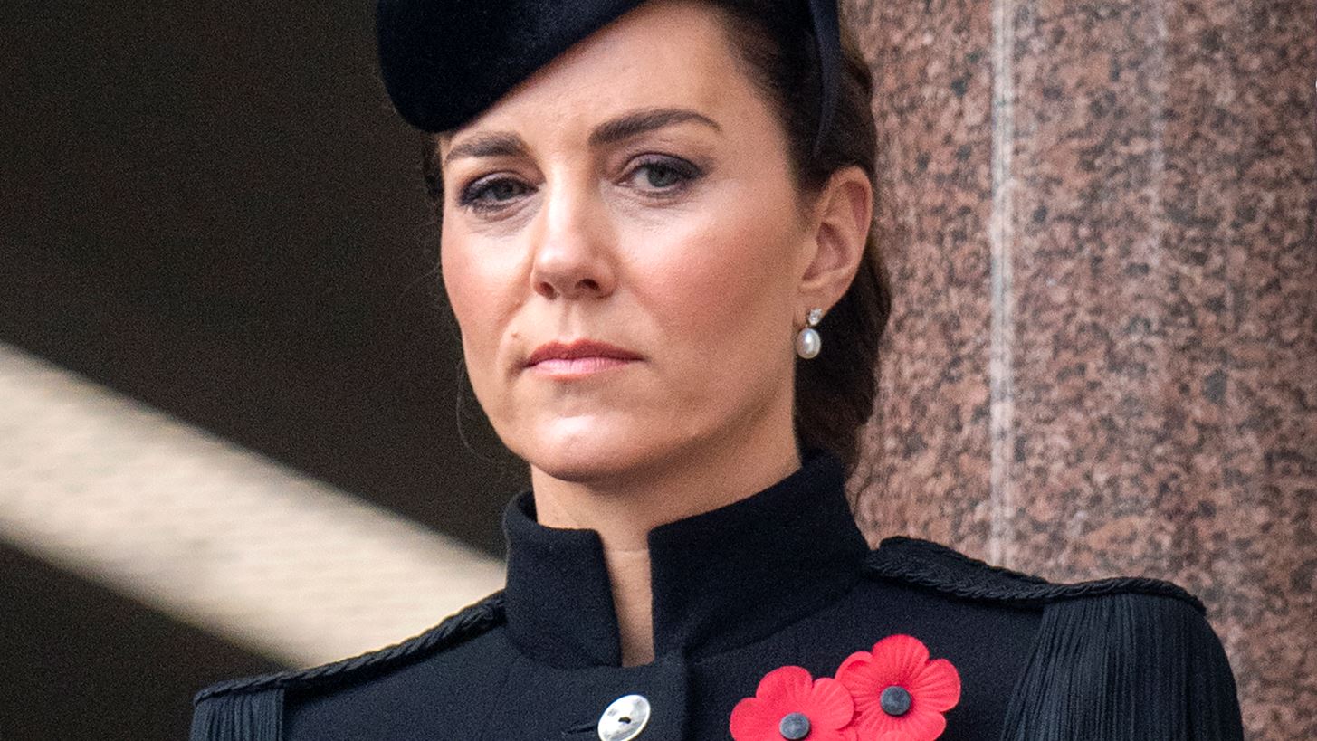 Kate Middleton | &#x39C;&#x3B5; custom Alexander McQueen &#x3C0;&#x3B1;&#x3BB;&#x3C4;&#x3CC; &#x3C3;&#x3C4;&#x3B7; Remembrance Day