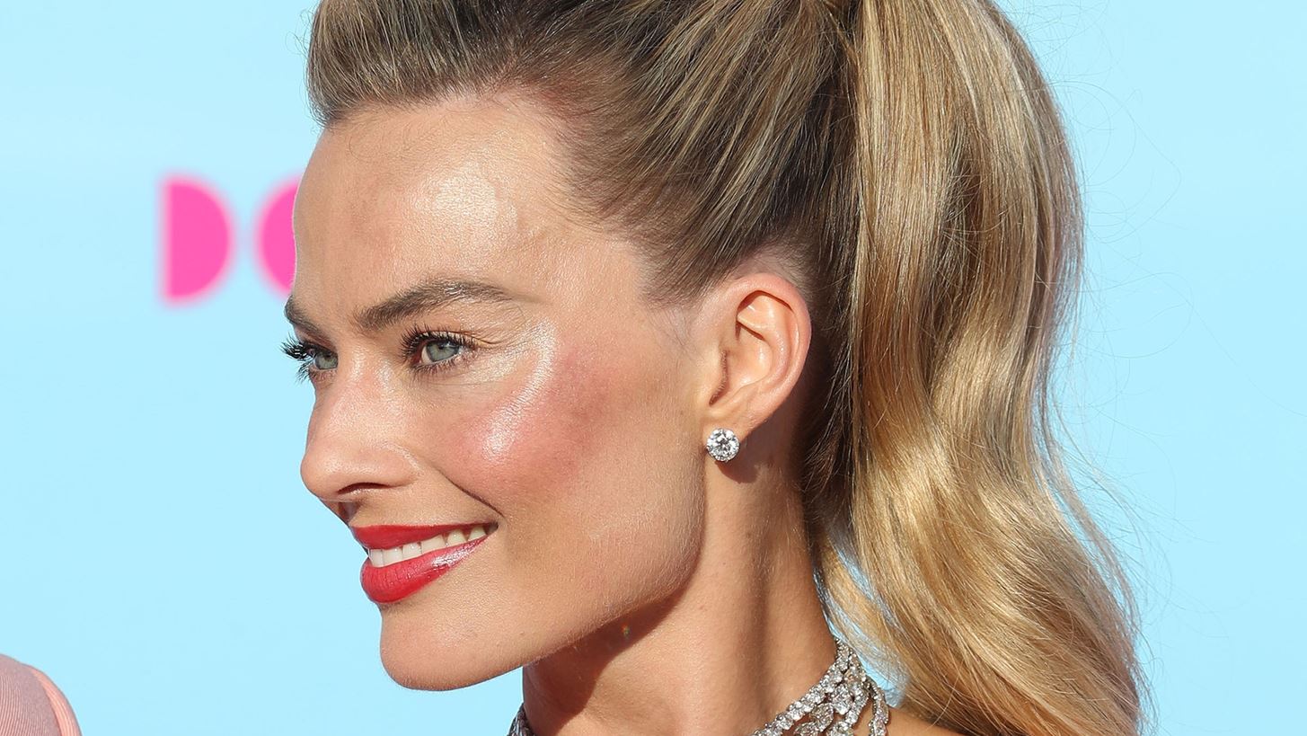 &#x397; &#x3C0;&#x3B1;&#x3BD;&#x3AC;&#x3BA;&#x3C1;&#x3B9;&#x3B2;&#x3B7; skincare &#x3C1;&#x3BF;&#x3C5;&#x3C4;&#x3AF;&#x3BD;&#x3B1; &#x3C4;&#x3B7;&#x3C2; Margot Robbie &#x3C3;&#x3C5;&#x3BD;&#x3B4;&#x3C5;&#x3AC;&#x3B6;&#x3B5;&#x3B9; &#x3C0;&#x3BF;&#x3BB;&#x3C5;&#x3C4;&#x3B5;&#x3BB;&#x3AE; &#x3BA;&#x3B1;&#x3BB;&#x3BB;&#x3C5;&#x3BD;&#x3C4;&#x3B9;&#x3BA;&#x3AC; &#x3BA;&#x3B1;&#x3B9; &#x3C0;&#x3C1;&#x3BF;&#x3CA;&#x3CC;&#x3BD;&#x3C4;&#x3B1; &#x3C6;&#x3B1;&#x3C1;&#x3BC;&#x3B1;&#x3BA;&#x3B5;&#x3AF;&#x3BF;&#x3C5;