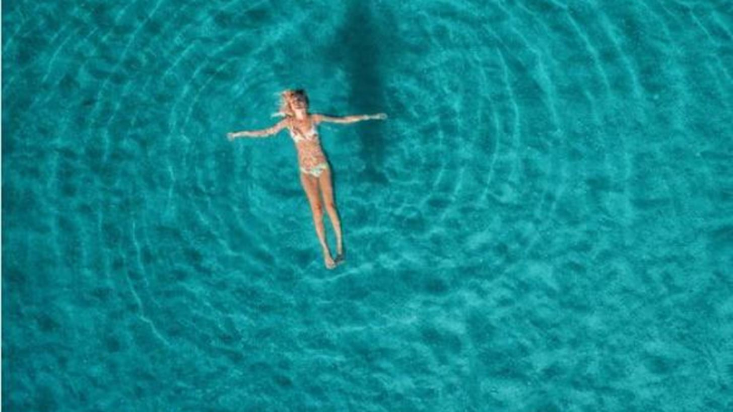 Μας αφορά όλες: Μπορεί να κολλήσεις μικρόβια από τη θάλασσα;