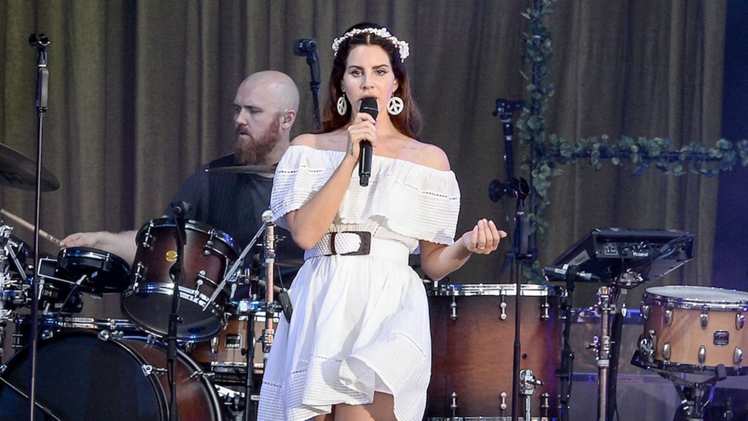 &#x3A4;&#x3BF; &#x3BD;&#x3AD;&#x3BF; &#x3AC;&#x3BB;&#x3BC;&#x3C0;&#x3BF;&#x3C5;&#x3BC; &#x3C4;&#x3B7;&#x3C2; Lana Del Rey &#x3B8;&#x3B1; &#x3AD;&#x3C7;&#x3B5;&#x3B9; &#x3C0;&#x3BF;&#x3BB;&#x3B9;&#x3C4;&#x3B9;&#x3BA;&#x3AE; &#x3C7;&#x3C1;&#x3BF;&#x3B9;&#x3AC;