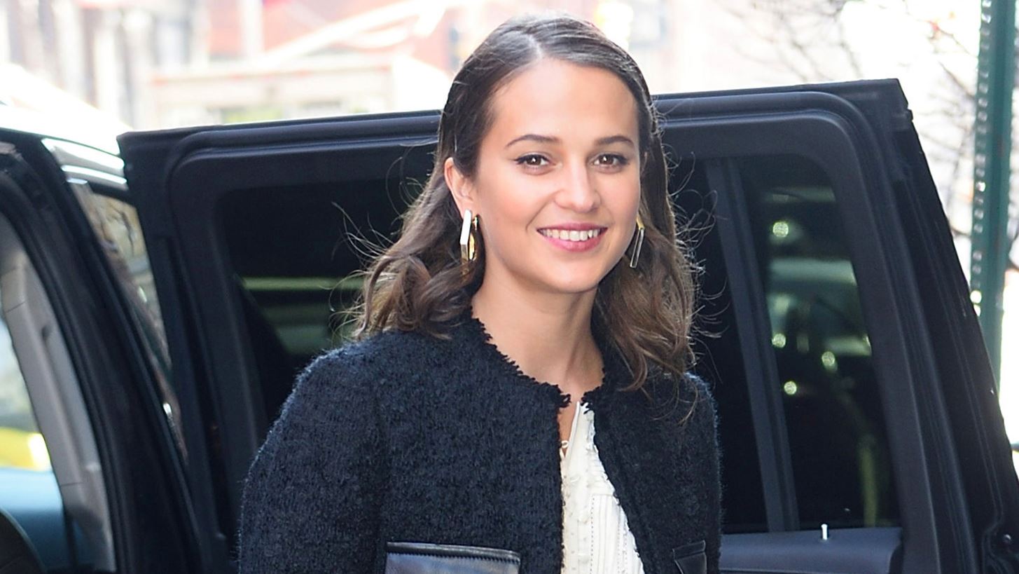 Alicia Vikander: &#x39A;&#x3B1;&#x3BB;&#x3C9;&#x3C3;&#x3BF;&#x3C1;&#x3AF;&#x3B6;&#x3B5;&#x3B9; &#x3C4;&#x3B7;&#x3BD; &#x3AC;&#x3BD;&#x3BF;&#x3B9;&#x3BE;&#x3B7; &#x3BC;&#x3B5; &#x3AD;&#x3BD;&#x3B1; &#x3BC;&#x3B9;&#x3BA;&#x3C1;&#x3CC;, &#x3BB;&#x3B5;&#x3C5;&#x3BA;&#x3CC; &#x3C6;&#x3CC;&#x3C1;&#x3B5;&#x3BC;&#x3B1;
