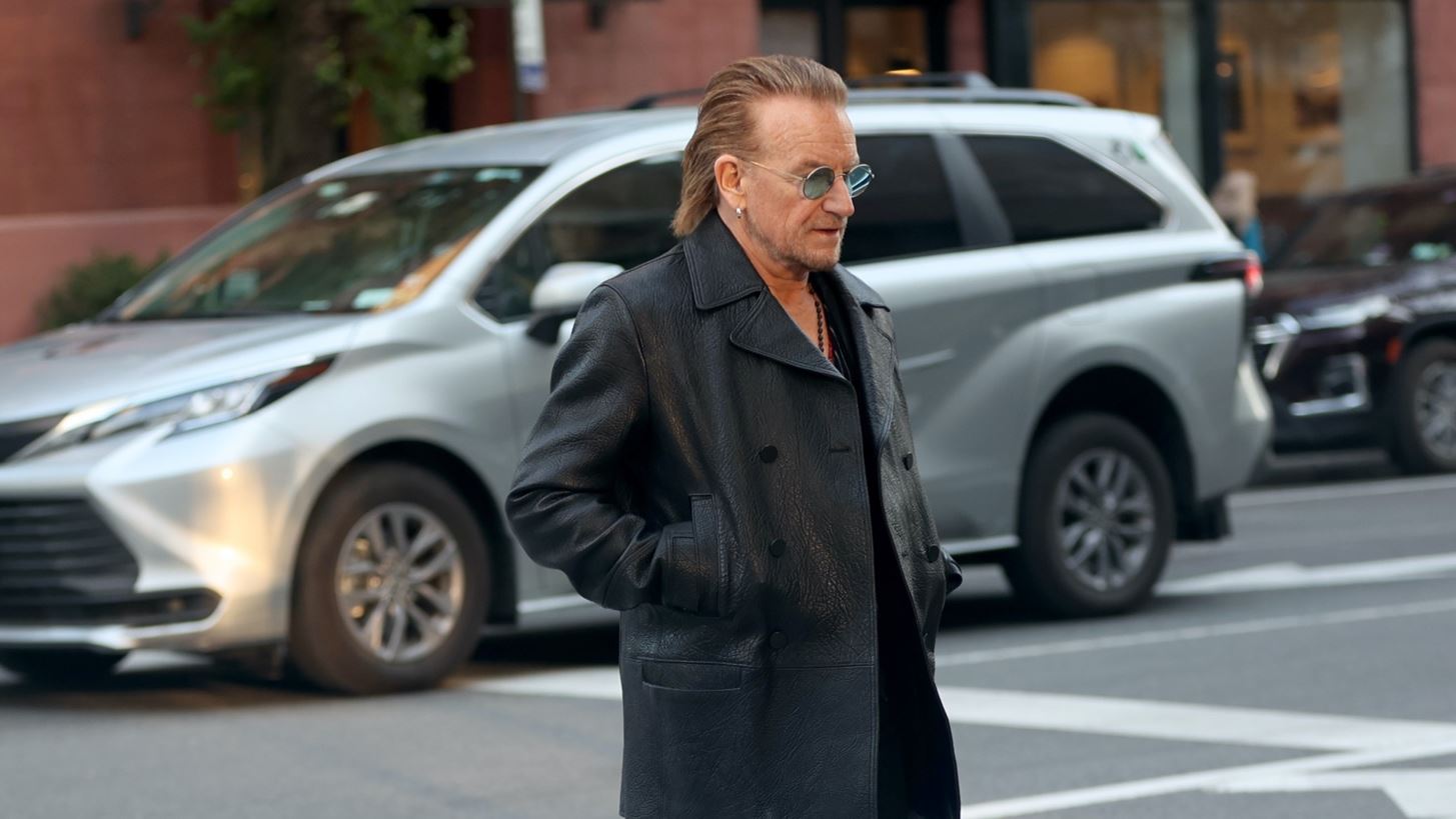 Bono | &#x38C;&#x3C4;&#x3B1;&#x3BD; &#x3B1;&#x3C0;&#x3AD;&#x3C1;&#x3C1;&#x3B9;&#x3C8;&#x3B5; &#x3AC;&#x3B2;&#x3BF;&#x3BB;&#x3BF; &#x3C6;&#x3B9;&#x3BB;&#x3AF; &#x3C4;&#x3BF;&#x3C5; Diddy on stage