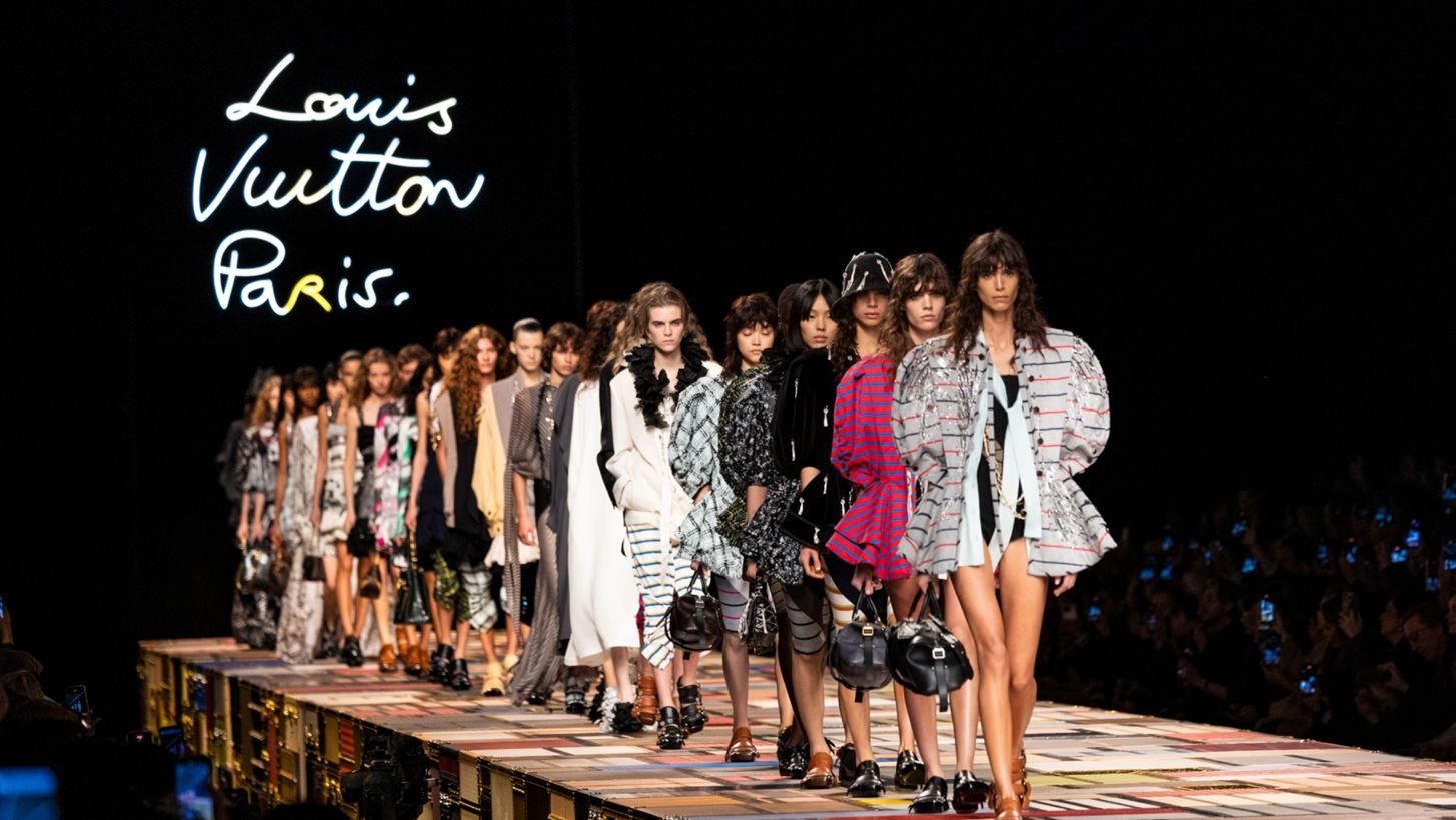 &#x397; &quot;soft power&quot; &#x3C3;&#x3C5;&#x3BB;&#x3BB;&#x3BF;&#x3B3;&#x3AE; &#x3C4;&#x3BF;&#x3C5; &#x3BF;&#x3AF;&#x3BA;&#x3BF;&#x3C5; Louis Vuitton &#x3B3;&#x3B9;&#x3B1; &#x3C4;&#x3B7; &#x3AC;&#x3BD;&#x3BF;&#x3B9;&#x3BE;&#x3B7; &#x3BA;&#x3B1;&#x3B9; &#x3C4;&#x3BF; &#x3BA;&#x3B1;&#x3BB;&#x3BF;&#x3BA;&#x3B1;&#x3AF;&#x3C1;&#x3B9; &#x3C4;&#x3BF;&#x3C5; 2025