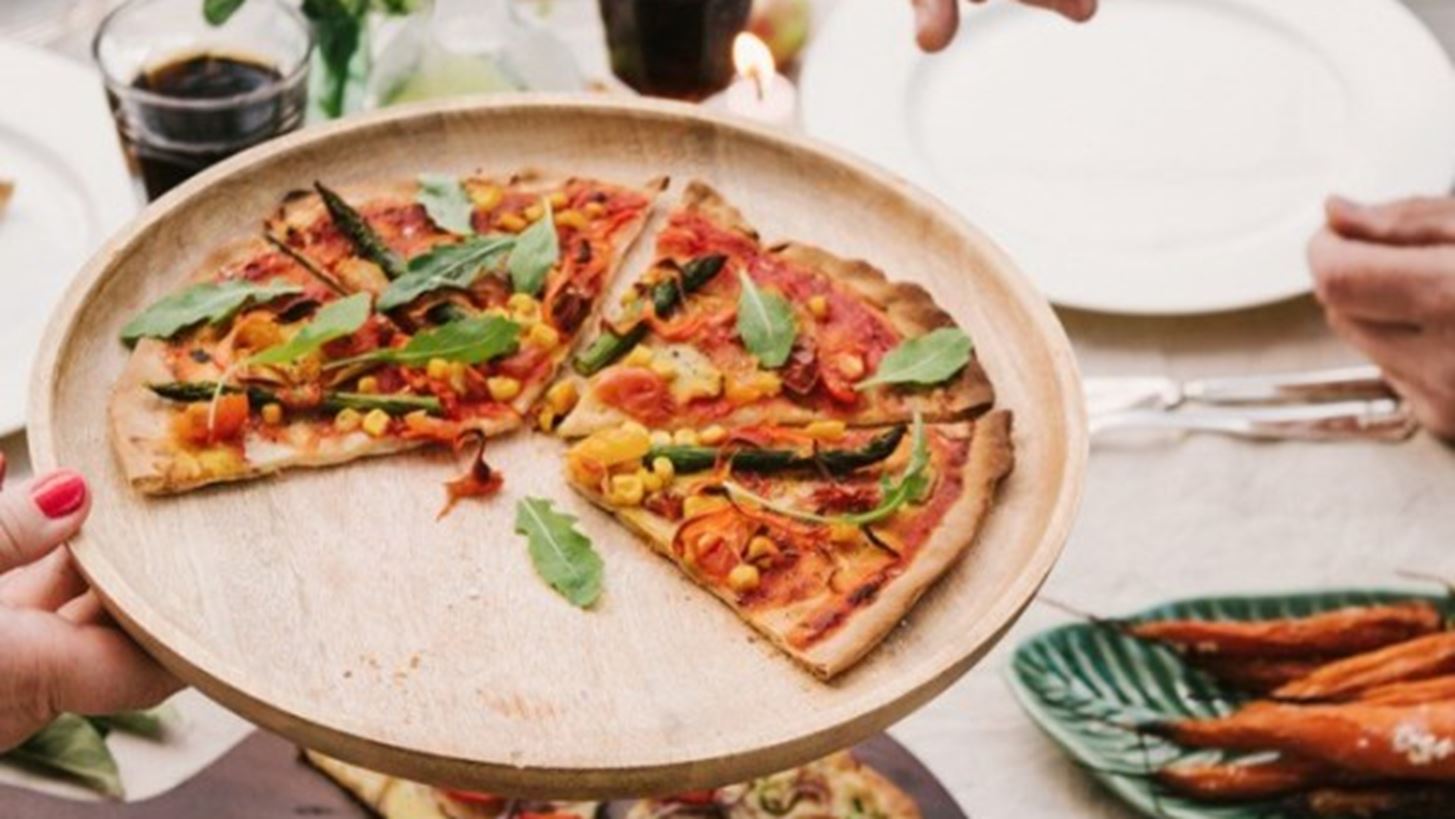 Φτιάξε vegan πίτσα με πίτα socca από ρεβύθια (σούπερ νόστιμη, με λίγες θερμίδες γεμάτη πρωτεΐνη)