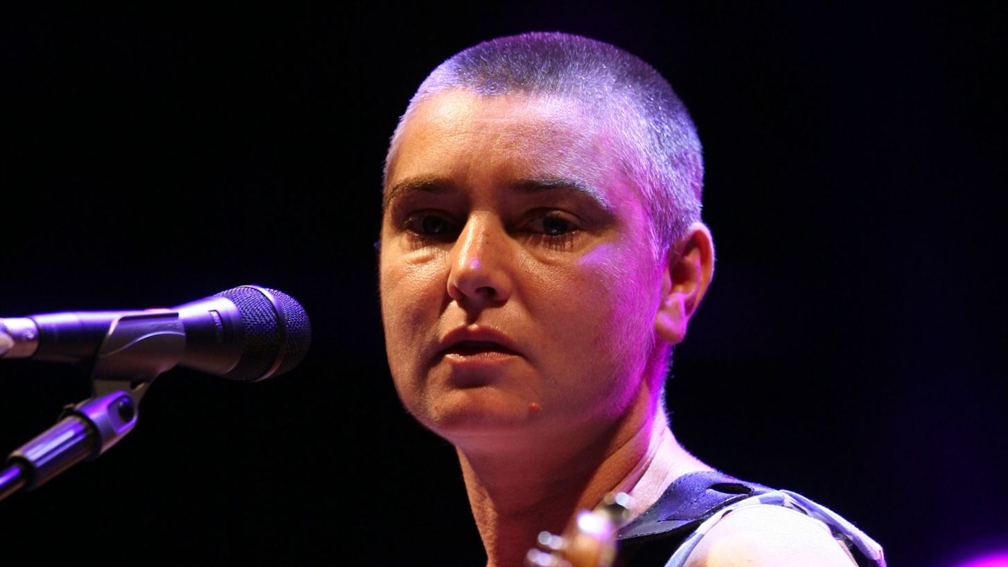 &#x38C;&#x3C4;&#x3B1;&#x3BD; &#x3B7; Sinead O&#x27;Connor &#x3C4;&#x3C1;&#x3B1;&#x3B3;&#x3BF;&#x3CD;&#x3B4;&#x3B7;&#x3C3;&#x3B5; &#x3C3;&#x3C4;&#x3B7;&#x3BD; &#x391;&#x3B8;&#x3AE;&#x3BD;&#x3B1; &#x3BC;&#x3B5; &#x3C4;&#x3BF;&#x3BD; &#x3A6;&#x3AF;&#x3BB;&#x3B9;&#x3C0;&#x3C0;&#x3BF; &#x3A0;&#x3BB;&#x3B9;&#x3AC;&#x3C4;&#x3C3;&#x3B9;&#x3BA;&#x3B1;