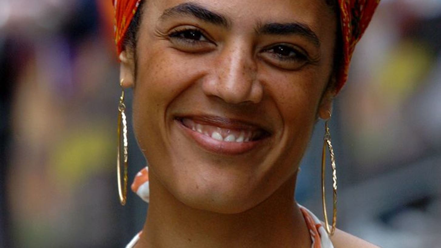 Zadie Smith: &quot;O&#x3B9; &#x3B3;&#x3C5;&#x3BD;&#x3B1;&#x3AF;&#x3BA;&#x3B5;&#x3C2; &#x3C3;&#x3C0;&#x3B1;&#x3C4;&#x3B1;&#x3BB;&#x3BF;&#x3CD;&#x3BD; &#x3C4;&#x3BF; &#x3C7;&#x3C1;&#x3CC;&#x3BD;&#x3BF; &#x3C4;&#x3BF;&#x3C5;&#x3C2; &#x3BC;&#x3C0;&#x3C1;&#x3BF;&#x3C3;&#x3C4;&#x3AC; &#x3C3;&#x3C4;&#x3BF;&#x3BD; &#x3BA;&#x3B1;&#x3B8;&#x3C1;&#x3AD;&#x3C6;&#x3C4;&#x3B7;&quot;