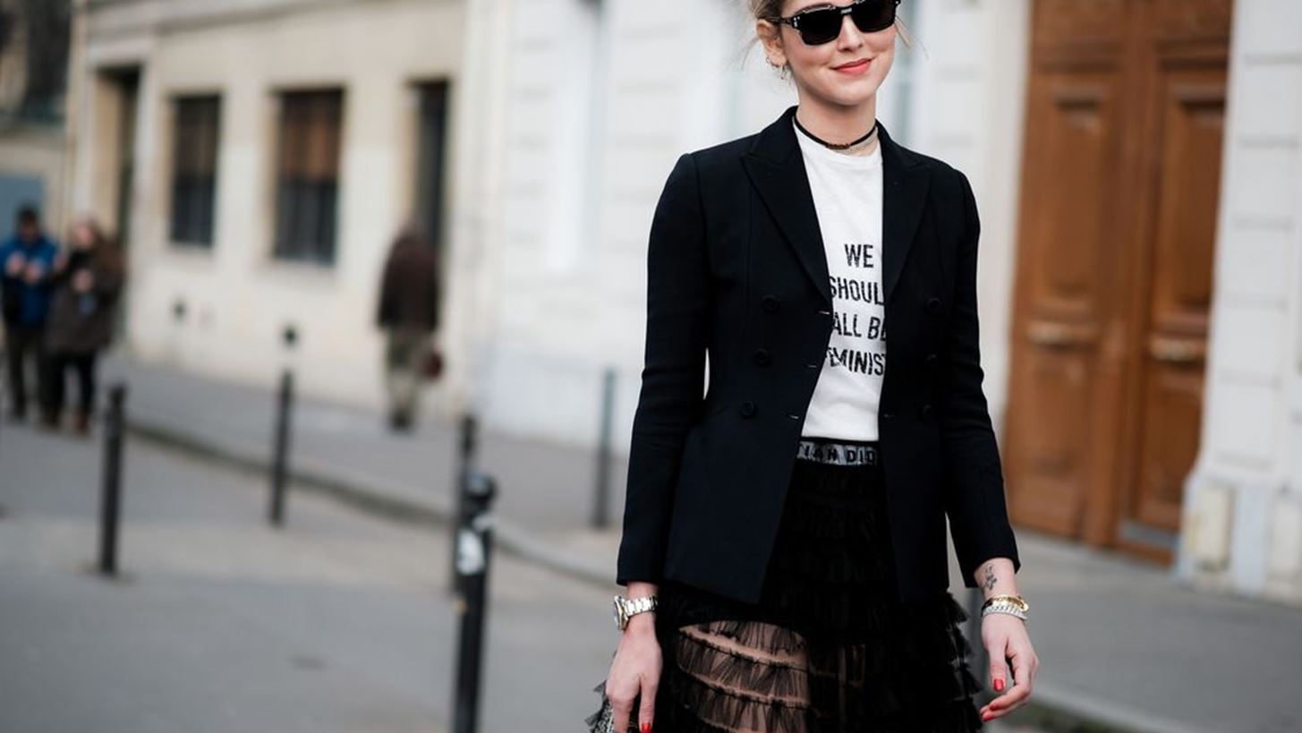 We should all be feminists: &#x38C;&#x3C4;&#x3B1;&#x3BD; &#x3C4;&#x3BF; fashion statement &#x3B3;&#x3AF;&#x3BD;&#x3B5;&#x3C4;&#x3B1;&#x3B9; &#x3C0;&#x3BF;&#x3BB;&#x3B9;&#x3C4;&#x3B9;&#x3BA;&#x3CC; &#x3BA;&#x3B1;&#x3B9; &#x3C0;&#x3B9;&#x3BF; &#x3B5;&#x3C0;&#x3AF;&#x3BA;&#x3B1;&#x3B9;&#x3C1;&#x3BF; &#x3B1;&#x3C0;&#x3CC; &#x3C0;&#x3BF;&#x3C4;&#x3AD;