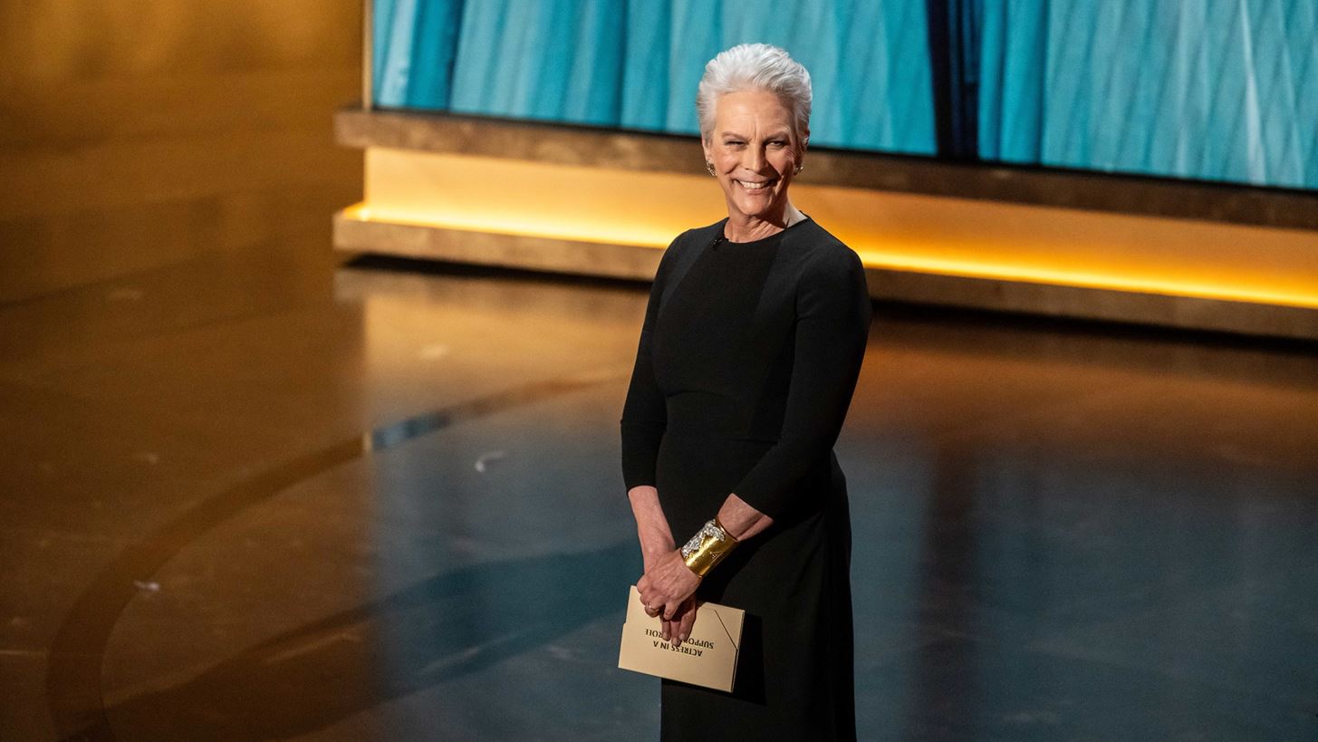 &#x39F;scars 2024 | &#x397; Jamie Lee Curtis &#x3C6;&#x3CC;&#x3C1;&#x3B5;&#x3C3;&#x3B5; &#x3AD;&#x3BD;&#x3B1; &#x3B2;&#x3C1;&#x3B1;&#x3C7;&#x3B9;&#x3CC;&#x3BB;&#x3B9; &#x3BC;&#x3B5; &#x3C4;&#x3B7; &#x39D;&#x3AF;&#x3BA;&#x3B7; &#x3C4;&#x3B7;&#x3C2; &#x3A3;&#x3B1;&#x3BC;&#x3BF;&#x3B8;&#x3C1;&#x3AC;&#x3BA;&#x3B7;&#x3C2; &#x3C3;&#x3C4;&#x3BF; &#x3BA;&#x3CC;&#x3BA;&#x3BA;&#x3B9;&#x3BD;&#x3BF; &#x3C7;&#x3B1;&#x3BB;&#x3AF;
