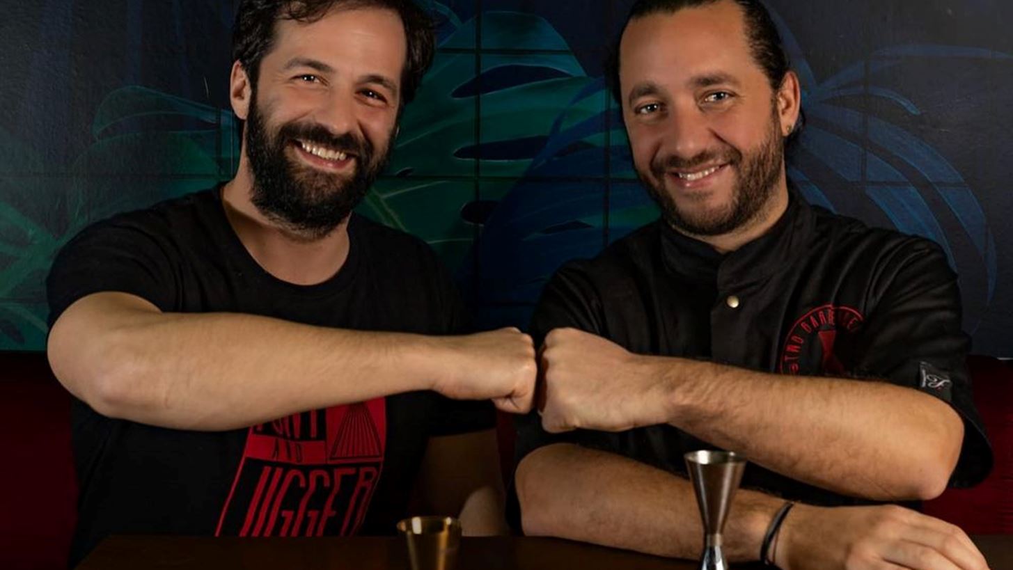 #Tidbits *: &#x394;&#x3CD;&#x3BF; bartenders &#x3B2;&#x3AC;&#x3B6;&#x3BF;&#x3C5;&#x3BD; &#x3C4;&#x3B1; sideshow spirits &#x3C3;&#x3C4;&#x3BF; &#x3B5;&#x3C0;&#x3AF;&#x3BA;&#x3B5;&#x3BD;&#x3C4;&#x3C1;&#x3BF;!