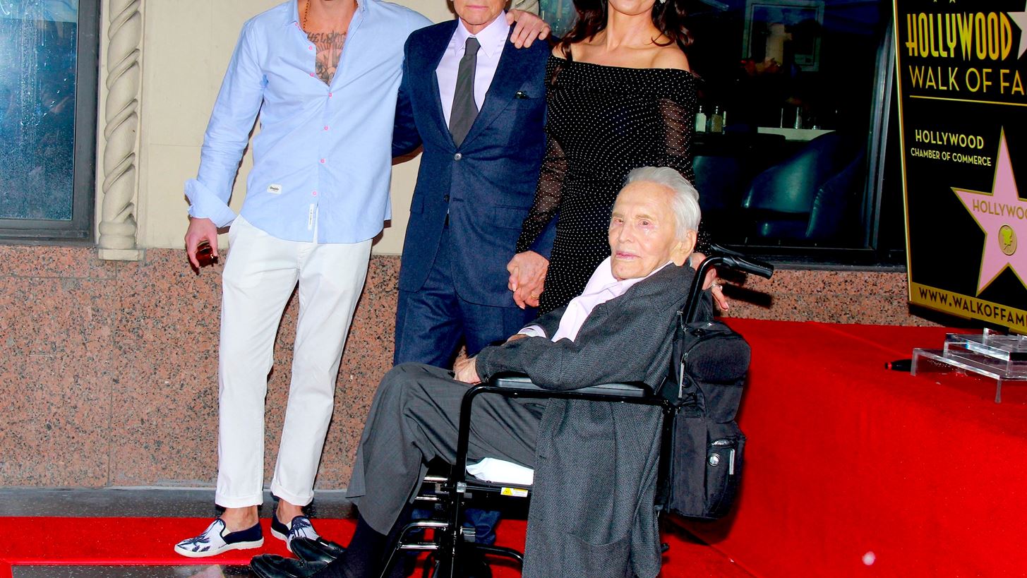 &#x39F; Michael Douglas &#x3BC;&#x3BF;&#x3B9;&#x3C1;&#x3AC;&#x3B6;&#x3B5;&#x3C4;&#x3B1;&#x3B9; &#x3C4;&#x3B7;&#x3BD; &#x3BA;&#x3BF;&#x3C1;&#x3C5;&#x3C6;&#x3B1;&#x3AF;&#x3B1; &#x3B5;&#x3C0;&#x3B1;&#x3B3;&#x3B3;&#x3B5;&#x3BB;&#x3BC;&#x3B1;&#x3C4;&#x3B9;&#x3BA;&#x3AE; &#x3C3;&#x3C5;&#x3BC;&#x3B2;&#x3BF;&#x3C5;&#x3BB;&#x3AE; &#x3C0;&#x3BF;&#x3C5; &#x3AD;&#x3BB;&#x3B1;&#x3B2;&#x3B5; &#x3B1;&#x3C0;&#x3CC; &#x3C4;&#x3BF;&#x3BD; &#x3C0;&#x3B1;&#x3C4;&#x3AD;&#x3C1;&#x3B1; &#x3C4;&#x3BF;&#x3C5; Kirk
