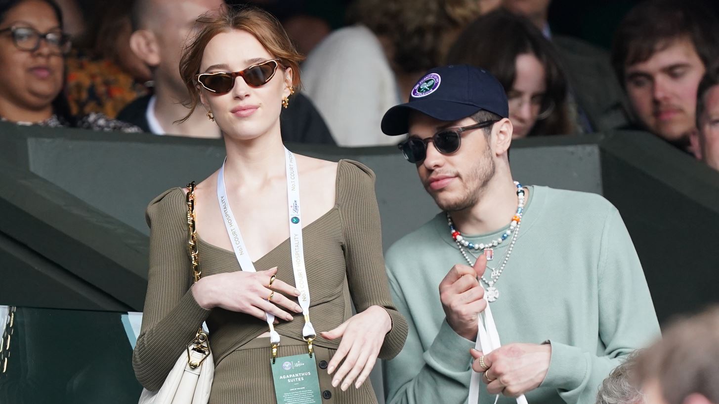 Phoebe Dynevor-Pete Davidson | &#x397; &#x3C0;&#x3C1;&#x3CE;&#x3C4;&#x3B7; &#x3C4;&#x3BF;&#x3C5;&#x3C2; &#x3BA;&#x3BF;&#x3B9;&#x3BD;&#x3AE; &#x3B4;&#x3B7;&#x3BC;&#x3CC;&#x3C3;&#x3B9;&#x3B1; &#x3B5;&#x3BC;&#x3C6;&#x3AC;&#x3BD;&#x3B9;&#x3C3;&#x3B7; &#x3C3;&#x3C4;&#x3BF; Wimbledon