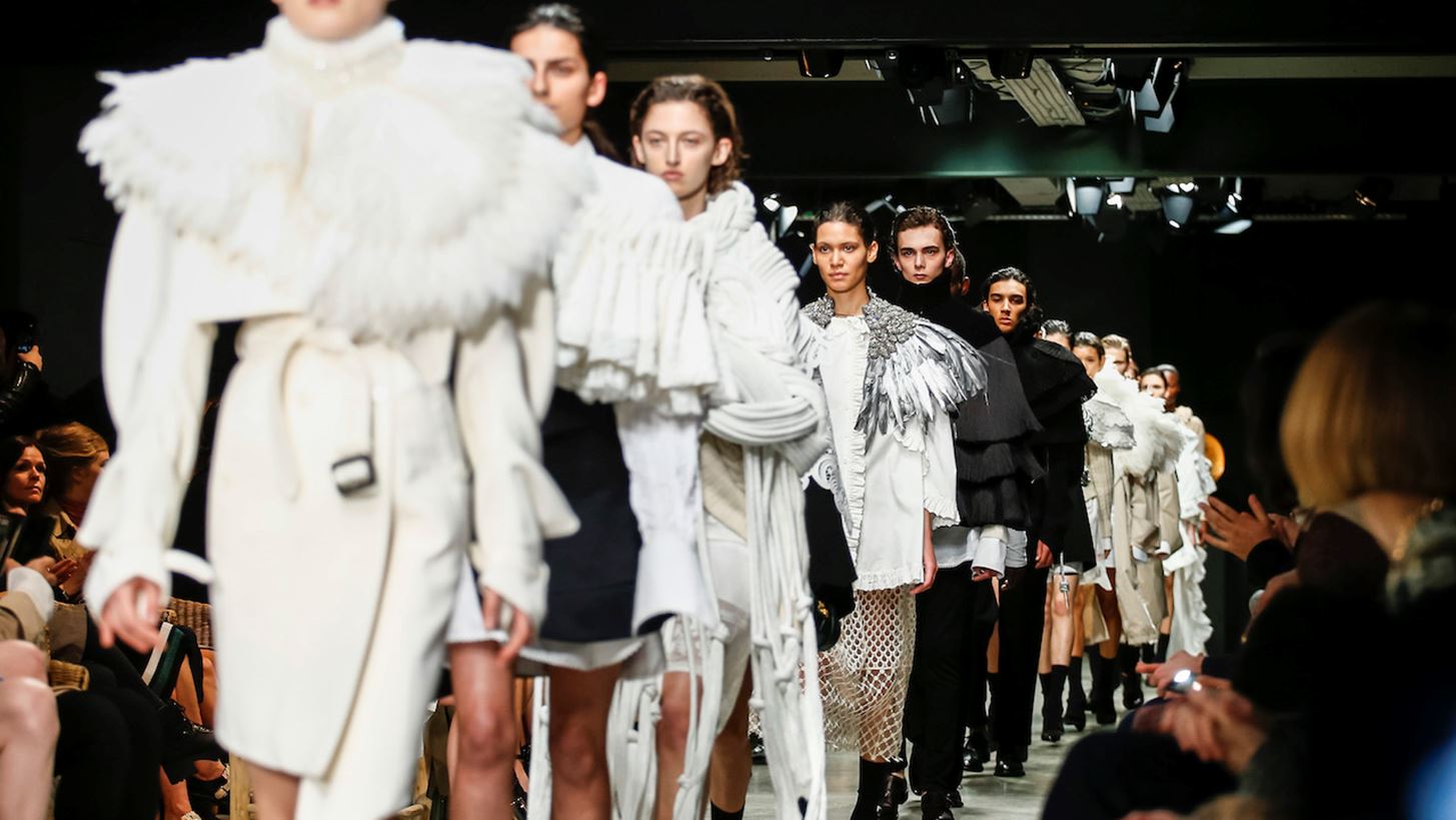 &#x27;Here We Are&#x27;: &#x39C;&#x3AF;&#x3B1; &#x3BD;&#x3AD;&#x3B1; &#x3AD;&#x3BA;&#x3B8;&#x3B5;&#x3C3;&#x3B7; &#x3C6;&#x3C9;&#x3C4;&#x3BF;&#x3B3;&#x3C1;&#x3B1;&#x3C6;&#x3AF;&#x3B1;&#x3C2; &#x3B1;&#x3C0;&#x3CC; &#x3C4;&#x3B7; Burberry &#x3B1;&#x3BD;&#x3BF;&#x3AF;&#x3B3;&#x3B5;&#x3B9; &#x3C3;&#x3C4;&#x3BF; &#x39B;&#x3BF;&#x3BD;&#x3B4;&#x3AF;&#x3BD;&#x3BF;