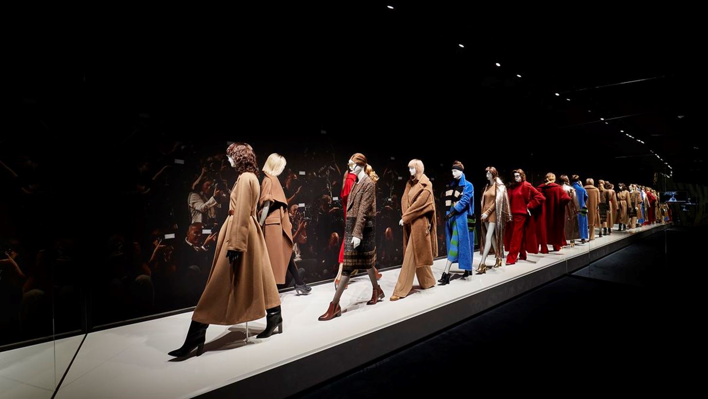 Coats!: &#x397; &#x3BD;&#x3AD;&#x3B1; &#x3AD;&#x3BA;&#x3B8;&#x3B5;&#x3C3;&#x3B7; &#x3C4;&#x3B7;&#x3C2; Max Mara &#x3B5;&#x3AF;&#x3BD;&#x3B1;&#x3B9; &#x3AD;&#x3BD;&#x3B1; &#x3C4;&#x3B1;&#x3BE;&#x3AF;&#x3B4;&#x3B9; &#x3C3;&#x3C4;&#x3B7;&#x3BD; &#x3B9;&#x3C3;&#x3C4;&#x3BF;&#x3C1;&#x3AF;&#x3B1; &#x3C4;&#x3BF;&#x3C5; &#x3C4;&#x3AD;&#x3BB;&#x3B5;&#x3B9;&#x3BF;&#x3C5; &#x3C0;&#x3B1;&#x3BB;&#x3C4;&#x3CC;