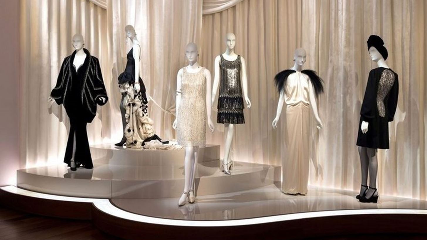 Yves Saint Laurent | 6 &#x3BA;&#x3BF;&#x3C1;&#x3C5;&#x3C6;&#x3B1;&#x3AF;&#x3B1; &#x3BC;&#x3BF;&#x3C5;&#x3C3;&#x3B5;&#x3AF;&#x3B1; &#x3C3;&#x3C4;&#x3BF; &#x3A0;&#x3B1;&#x3C1;&#x3AF;&#x3C3;&#x3B9; &#x3B3;&#x3B9;&#x3BF;&#x3C1;&#x3C4;&#x3AC;&#x3B6;&#x3BF;&#x3C5;&#x3BD; &#x3C4;&#x3B7;&#x3BD; 60&#x3B7; &#x3B5;&#x3C0;&#x3AD;&#x3C4;&#x3B5;&#x3B9;&#x3BF; &#x3C4;&#x3B7;&#x3C2; &#x3C0;&#x3C1;&#x3CE;&#x3C4;&#x3B7;&#x3C2; &#x3BA;&#x3BF;&#x3BB;&#x3B5;&#x3BE;&#x3B9;&#x3CC;&#x3BD; &#x3C4;&#x3BF;&#x3C5;