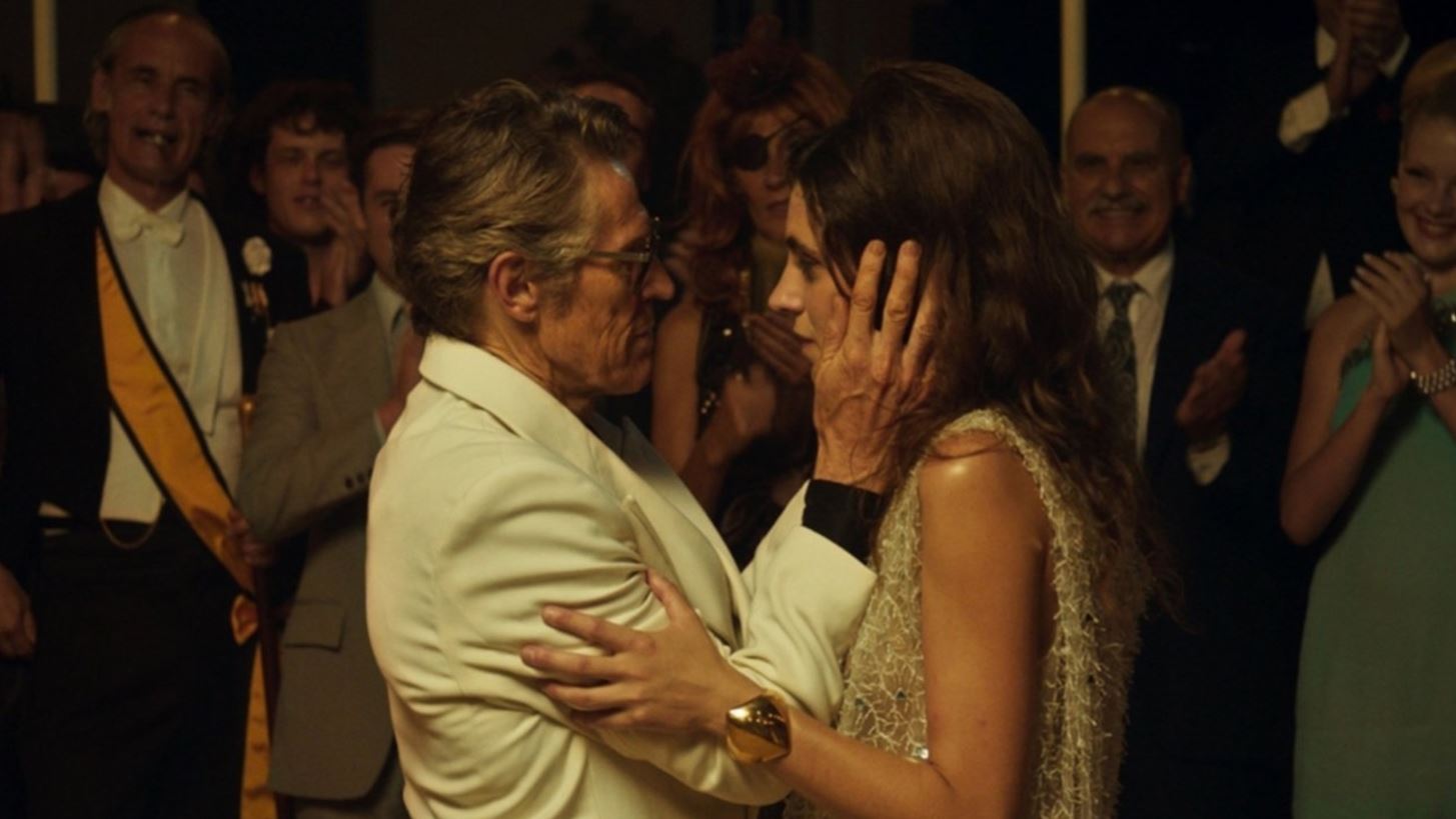 The Birthday Party | &#x39F; Willem Dafoe &#x3BA;&#x3AC;&#x3BD;&#x3B5;&#x3B9; &#x3C0;&#x3B1;&#x3B3;&#x3BA;&#x3CC;&#x3C3;&#x3BC;&#x3B9;&#x3B1; &#x3C0;&#x3C1;&#x3B5;&#x3BC;&#x3B9;&#x3AD;&#x3C1;&#x3B1; &#x3C3;&#x3C4;&#x3BF; &#x39B;&#x3BF;&#x3BA;&#x3AC;&#x3C1;&#x3BD;&#x3BF; &#x3C5;&#x3C0;&#x3BF;&#x3B4;&#x3C5;&#x3CC;&#x3BC;&#x3B5;&#x3BD;&#x3BF;&#x3C2; &#x3AD;&#x3BD;&#x3B1;&#x3BD; &#x388;&#x3BB;&#x3BB;&#x3B7;&#x3BD;&#x3B1; &#x3B4;&#x3B9;&#x3C3;&#x3B5;&#x3BA;&#x3B1;&#x3C4;&#x3BF;&#x3BC;&#x3BC;&#x3C5;&#x3C1;&#x3B9;&#x3BF;&#x3CD;&#x3C7;&#x3BF;