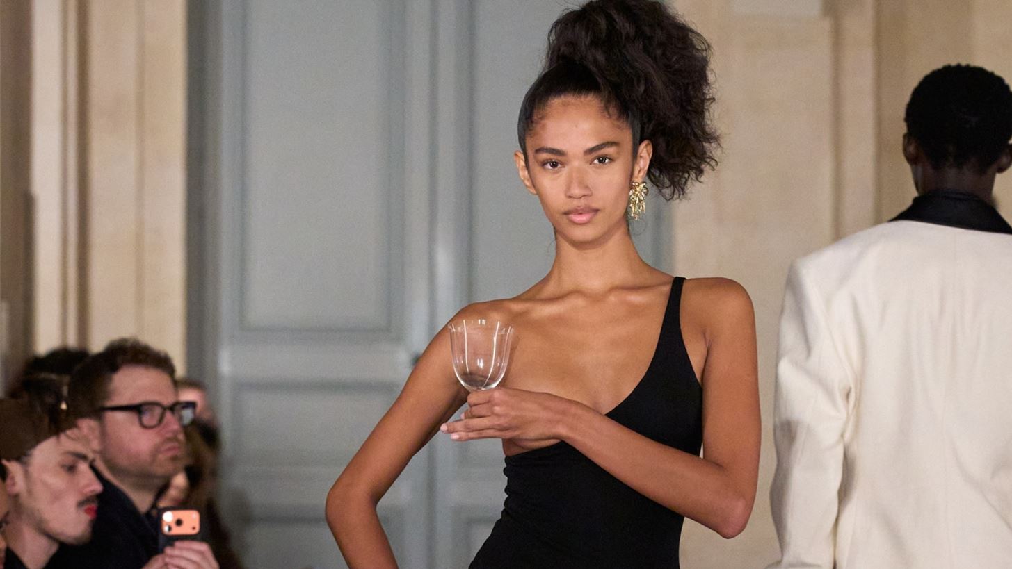 "Le Palmier" | Η Fall 2026 συλλογή του Jacquemus ήταν ένα σουρεαλιστικό πάρτι στο Musée Picasso