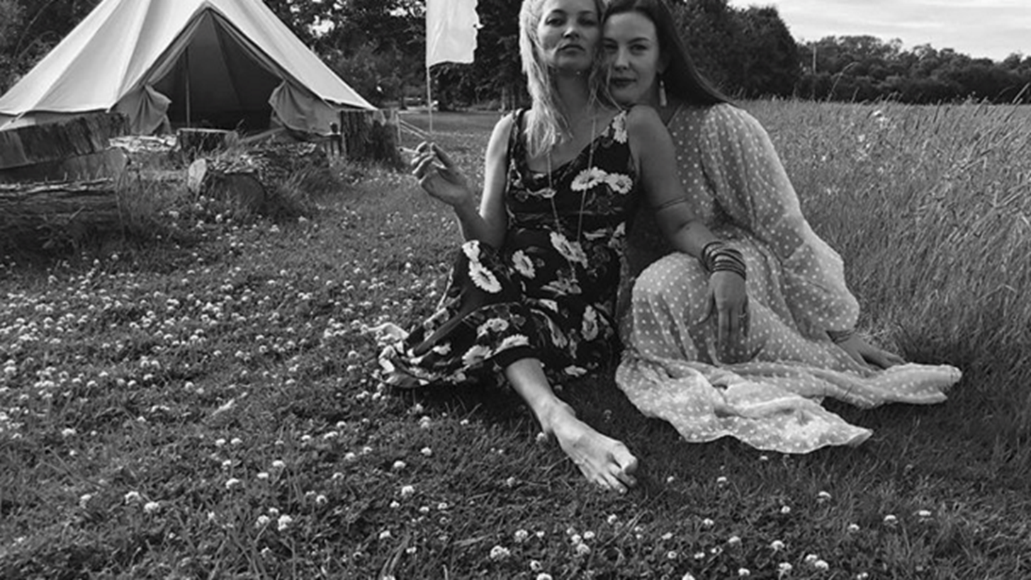 Liv Tyler: &#x393;&#x3B9;&#x3CC;&#x3C1;&#x3C4;&#x3B1;&#x3C3;&#x3B5; &#x3C4;&#x3B1; 40&#x3AC; &#x3B3;&#x3B5;&#x3BD;&#x3AD;&#x3B8;&#x3BB;&#x3B9;&#x3AC; &#x3C4;&#x3B7;&#x3C2; &#x3BC;&#x3B5; &#x3C4;&#x3B7;&#x3BD; Kate Moss