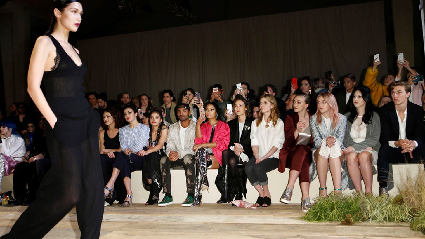 H&amp;M Studio &#x386;&#x3BD;&#x3BF;&#x3B9;&#x3BE;&#x3B7;/ &#x39A;&#x3B1;&#x3BB;&#x3BF;&#x3BA;&#x3B1;&#x3AF;&#x3C1;&#x3B9; 2017: &#x38C;&#x3BB;&#x3B1; &#x3CC;&#x3C3;&#x3B1; &#x3AD;&#x3B3;&#x3B9;&#x3BD;&#x3B1;&#x3BD; &#x3C3;&#x3C4;&#x3BF; fashion show