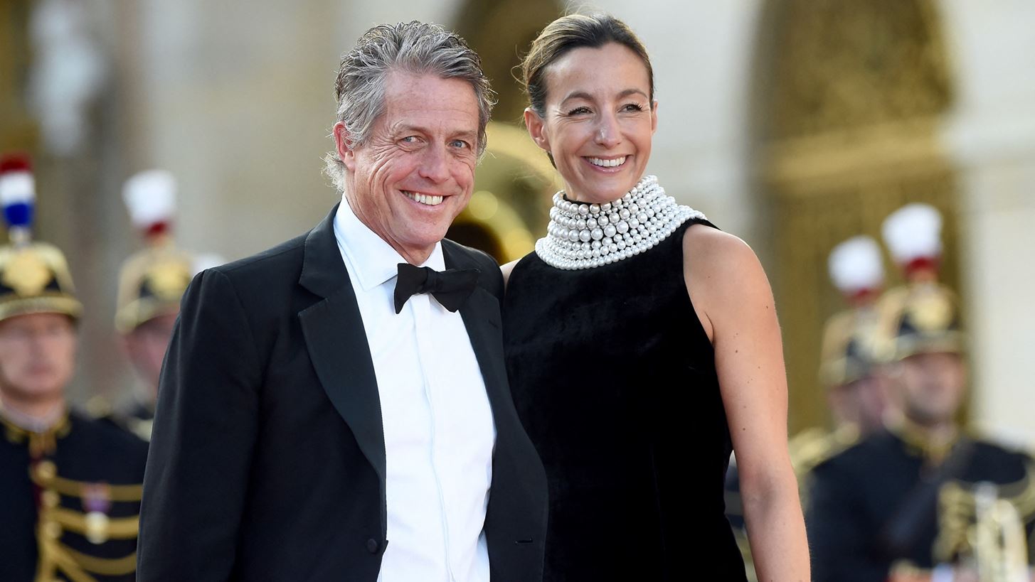 Hugh Grant | &#x397; &#x3B5;&#x3BD;&#x3C4;&#x3C5;&#x3C0;&#x3C9;&#x3C3;&#x3B9;&#x3B1;&#x3BA;&#x3AE; &#x3B5;&#x3BC;&#x3C6;&#x3AC;&#x3BD;&#x3B9;&#x3C3;&#x3B7; &#x3BC;&#x3B5; &#x3C4;&#x3B7; &#x3C3;&#x3CD;&#x3B6;&#x3C5;&#x3B3;&#x3CC; &#x3C4;&#x3BF;&#x3C5; &#x3C3;&#x3C4;&#x3BF; &#x3B4;&#x3B5;&#x3AF;&#x3C0;&#x3BD;&#x3BF; &#x3C0;&#x3BF;&#x3C5; &#x3C0;&#x3B1;&#x3C1;&#x3AD;&#x3B8;&#x3B5;&#x3C3;&#x3B5; &#x3BF; Macron &#x3B3;&#x3B9;&#x3B1; &#x3C4;&#x3BF;&#x3BD; &#x3B2;&#x3B1;&#x3C3;&#x3B9;&#x3BB;&#x3B9;&#x3AC; &#x39A;&#x3AC;&#x3C1;&#x3BF;&#x3BB;&#x3BF; &#x3BA;&#x3B1;&#x3B9; &#x3C4;&#x3B7;&#x3BD; &#x39A;&#x3B1;&#x3BC;&#x3AF;&#x3BB;&#x3B1;