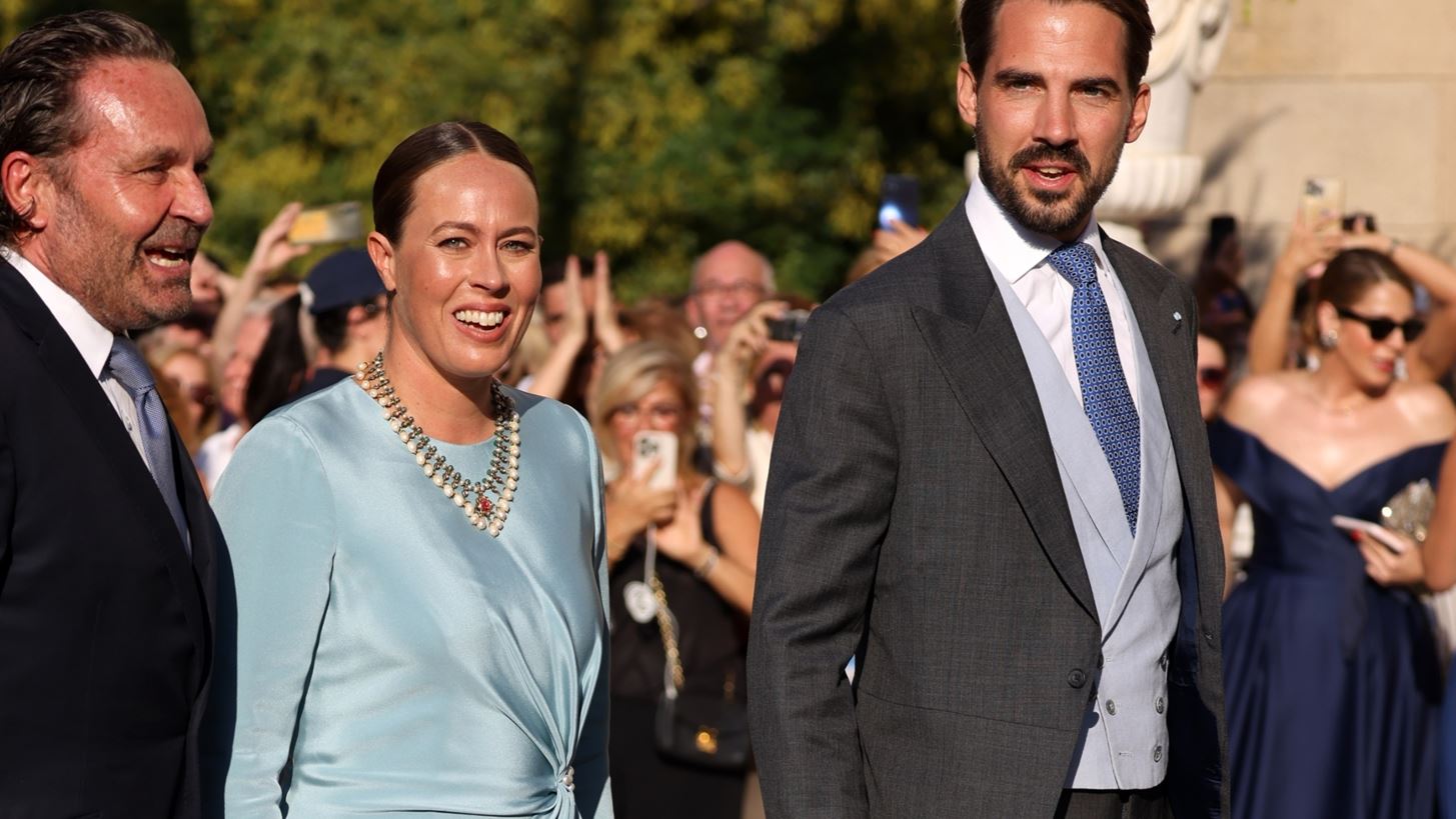 Nina Flohr - Φίλιππος Ντε Γκρες | Ποζάρουν με cozy στιλ για τη χριστουγεννιάτικη κάρτα τους και στέλνουν ευχές