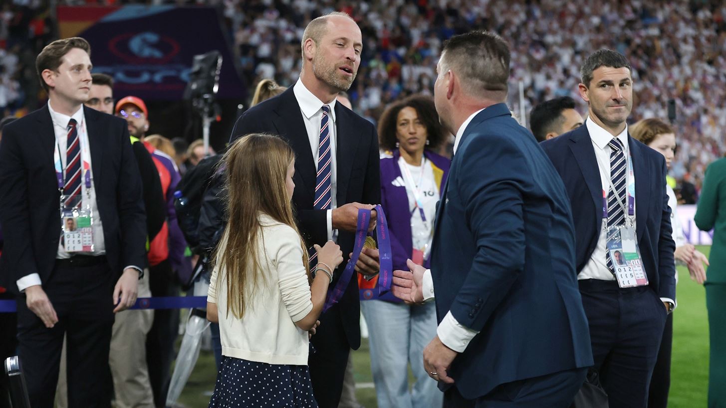 &#x3A4;&#x3B9; &#x3AD;&#x3C6;&#x3B5;&#x3C1;&#x3B5; &#x3BA;&#x3BF;&#x3BD;&#x3C4;&#x3AC; &#x3C4;&#x3BF;&#x3BD; &#x3C0;&#x3C1;&#x3AF;&#x3B3;&#x3BA;&#x3B9;&#x3C0;&#x3B1; William &#x3BA;&#x3B1;&#x3B9; &#x3C4;&#x3B7;&#x3BD; &#x3BA;&#x3CC;&#x3C1;&#x3B7; &#x3C4;&#x3BF;&#x3C5; Charlotte &#x3BC;&#x3B5; &#x3C4;&#x3B7;&#x3BD; &#x3C0;&#x3C1;&#x3B9;&#x3B3;&#x3BA;&#x3AF;&#x3C0;&#x3B9;&#x3C3;&#x3C3;&#x3B1; Leonor &#x3BA;&#x3B1;&#x3B9; &#x3C4;&#x3B7;&#x3BD; Infanta Sofia &#x3C4;&#x3B7;&#x3C2; &#x399;&#x3C3;&#x3C0;&#x3B1;&#x3BD;&#x3AF;&#x3B1;&#x3C2;;