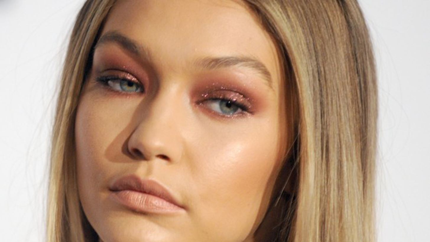 Gigi Hadid: &#x394;&#x3B5; &#x3C6;&#x3B1;&#x3BD;&#x3C4;&#x3B1;&#x3B6;&#x3CC;&#x3C3;&#x3BF;&#x3C5;&#x3BD; &#x3C0;&#x3BF;&#x3C4;&#x3AD; &#x3C4;&#x3B9; &#x3C4;&#x3C1;&#x3CE;&#x3B5;&#x3B9; &#x3B3;&#x3B9;&#x3B1; &#x3C0;&#x3C1;&#x3C9;&#x3B9;&#x3BD;&#x3CC;