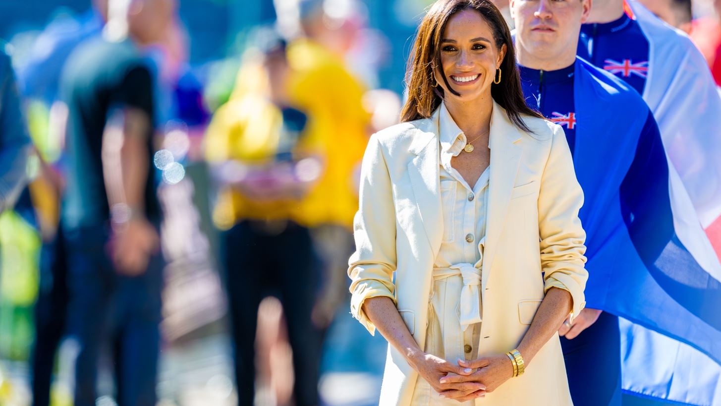 H Meghan Markle &#x3C6;&#x3CC;&#x3C1;&#x3B5;&#x3C3;&#x3B5; &#x3AD;&#x3BD;&#x3B1; &#x3C0;&#x3B1;&#x3BD;&#x3C4;&#x3B5;&#x3BB;&#x3CC;&#x3BD;&#x3B9; &#x3C0;&#x3BF;&#x3C5; &#x3BA;&#x3BF;&#x3BB;&#x3B1;&#x3BA;&#x3B5;&#x3CD;&#x3B5;&#x3B9; &#x3C4;&#x3B7; &#x3B3;&#x3C5;&#x3BD;&#x3B1;&#x3B9;&#x3BA;&#x3B5;&#x3AF;&#x3B1; &#x3C3;&#x3B9;&#x3BB;&#x3BF;&#x3C5;&#x3AD;&#x3C4;&#x3B1;