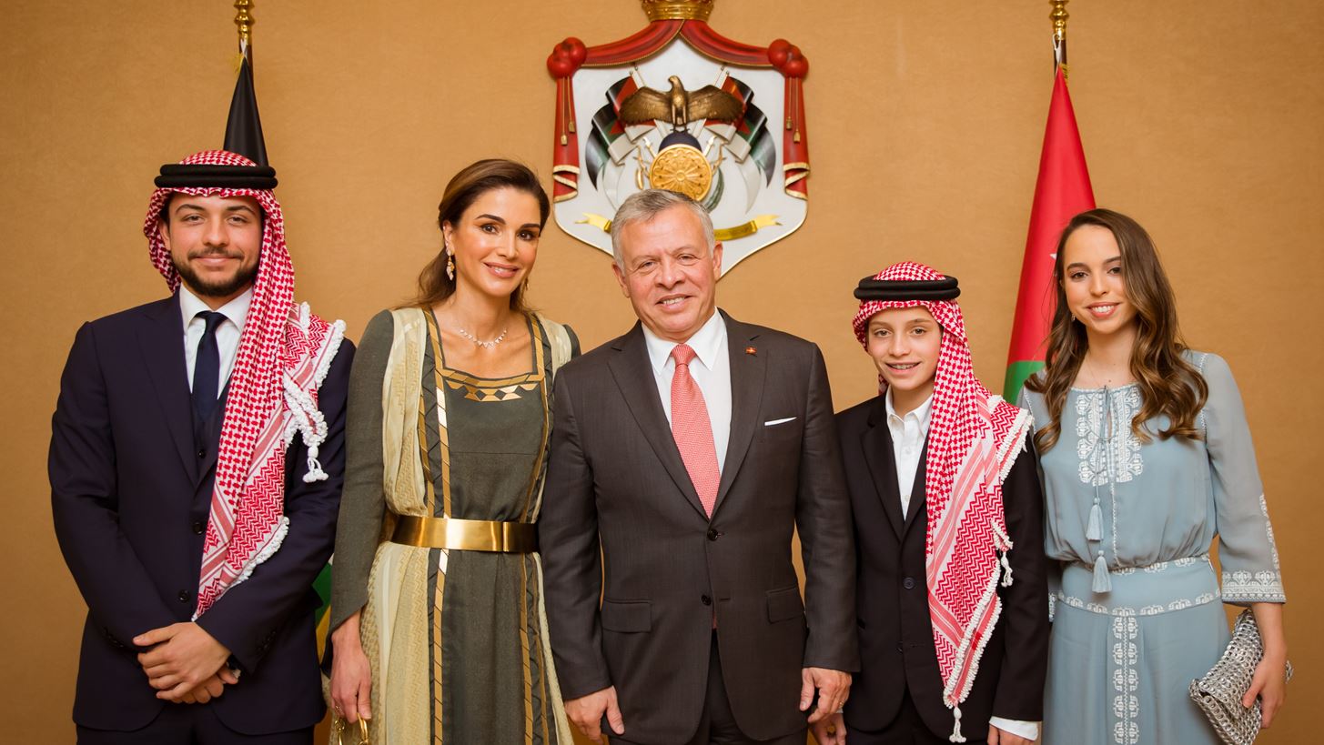 Η νέα "πριγκίπισσα" της Ιορδανίας επέλεξε φόρεμα του Έλληνα σχεδιαστή Christos Costarellos για τον αρραβώνα της