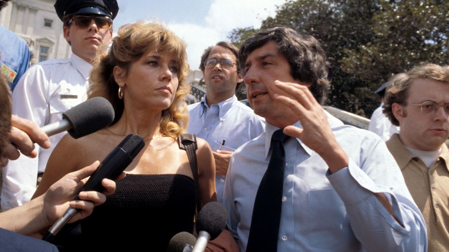 &#x39F; Tom Hayden &#x3B1;&#x3C0;&#x3CC; &#x3C4;&#x3BF;&#x3C5;&#x3C2; 7 &#x3C4;&#x3BF;&#x3C5; &#x3A3;&#x3B9;&#x3BA;&#x3AC;&#x3B3;&#x3BF;&#x3C5; &#x3AE;&#x3C4;&#x3B1;&#x3BD; &#x3C0;&#x3B1;&#x3BD;&#x3C4;&#x3C1;&#x3B5;&#x3BC;&#x3AD;&#x3BD;&#x3BF;&#x3C2; &#x3BC;&#x3B5; &#x3C4;&#x3B7; Jane Fonda