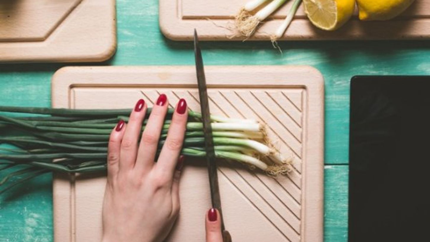 Πώς θα μάθεις να τρως πιο υγιεινά συνειδητά; Οι 4 τεχνικές του mindful eating