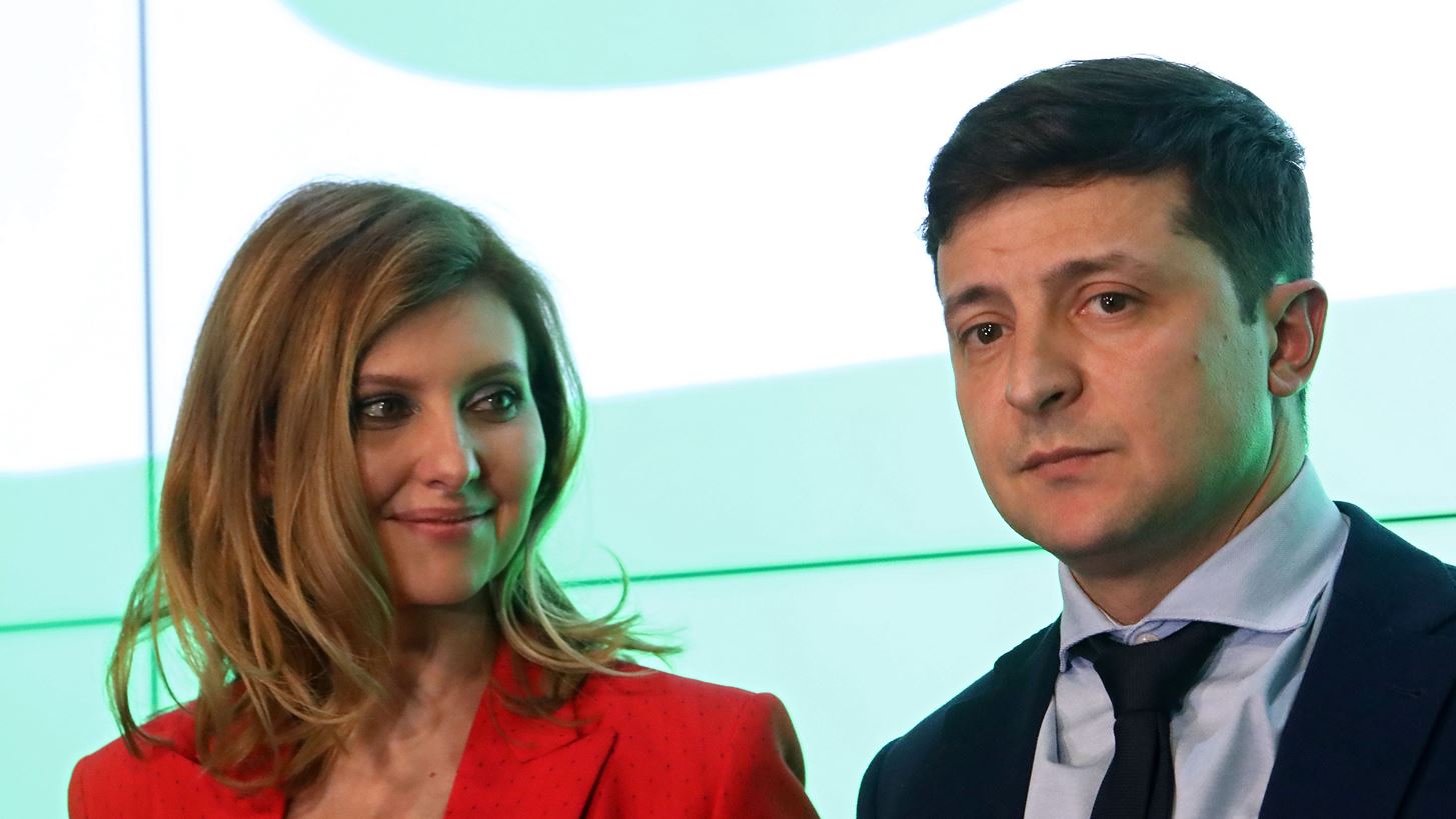 Olena Zelenska | &#x3A0;&#x3BF;&#x3B9;&#x3B1; &#x3B5;&#x3AF;&#x3BD;&#x3B1;&#x3B9; &#x3B7; &#x3B3;&#x3C5;&#x3BD;&#x3B1;&#x3AF;&#x3BA;&#x3B1; &#x3B4;&#x3AF;&#x3C0;&#x3BB;&#x3B1; &#x3C3;&#x3C4;&#x3BF;&#x3BD; &#x3A0;&#x3C1;&#x3CC;&#x3B5;&#x3B4;&#x3C1;&#x3BF; &#x3C4;&#x3B7;&#x3C2; &#x39F;&#x3C5;&#x3BA;&#x3C1;&#x3B1;&#x3BD;&#x3AF;&#x3B1;&#x3C2;, Volodymyr Zelenskyy